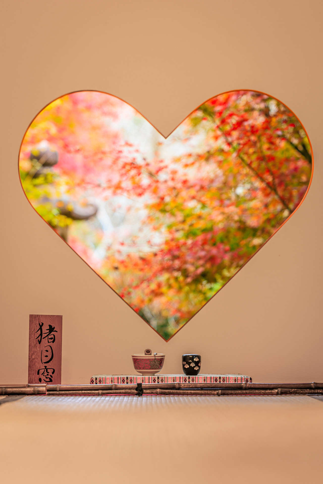 ハート型の正寿院の窓からは、四季ごとに彩りの違う景色が見られる。RF70-200mm F2.8 L IS USMの開放絞りで切り取ると、カラフルなボケが窓の向こうに描かれた<br><span class="fnt-85">キヤノン EOS R5 Mark II／RF70-200mm F2.8 L IS USM／147mm／絞り優先AE（F2.8、1/13秒、±0EV）／ISO 100／WB：オート</span>