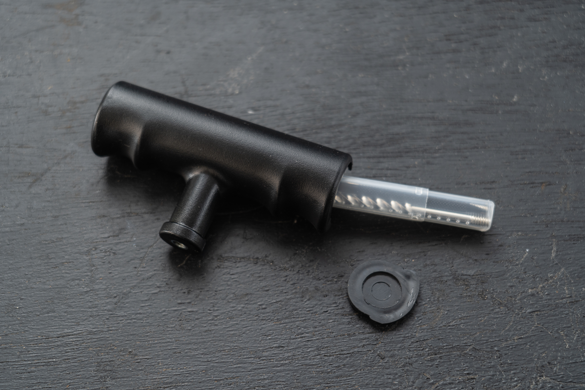 一般的と言ったけれど、通常のものはハンドルとブレードが固定されていて、ブレードの数だけハンドルが増えます。アストロプロダクツのものは、ハンドルが中空になっていてブレードを収納できるんですね。車載にはもってこいの仕様です