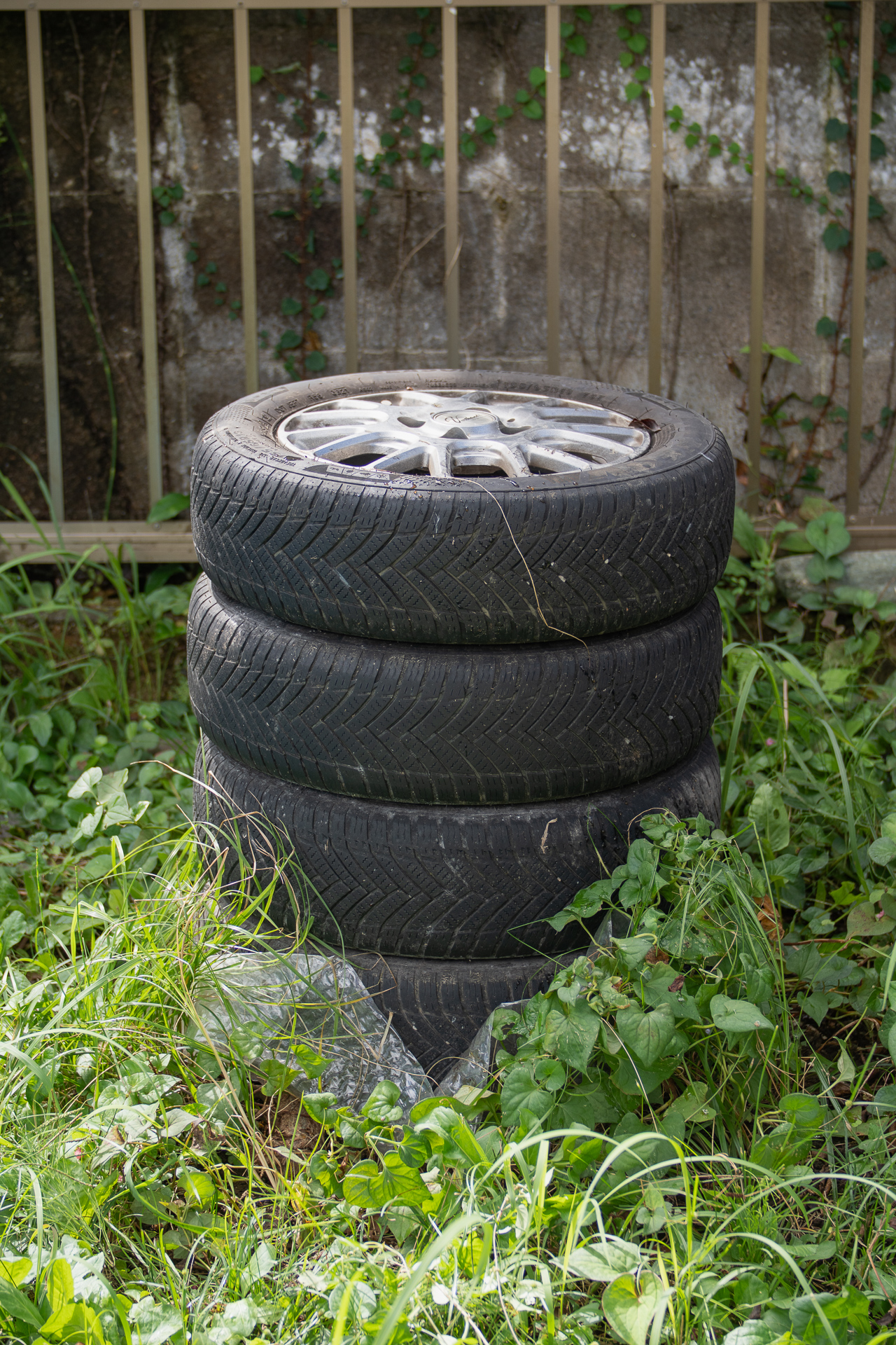 ブルーシートをかけて庭に放置してましたが、状態も悪くないようなので、このタイヤをパンクさせてみます。スリップサインもまだ少し残っているので、ちょうどいいかな