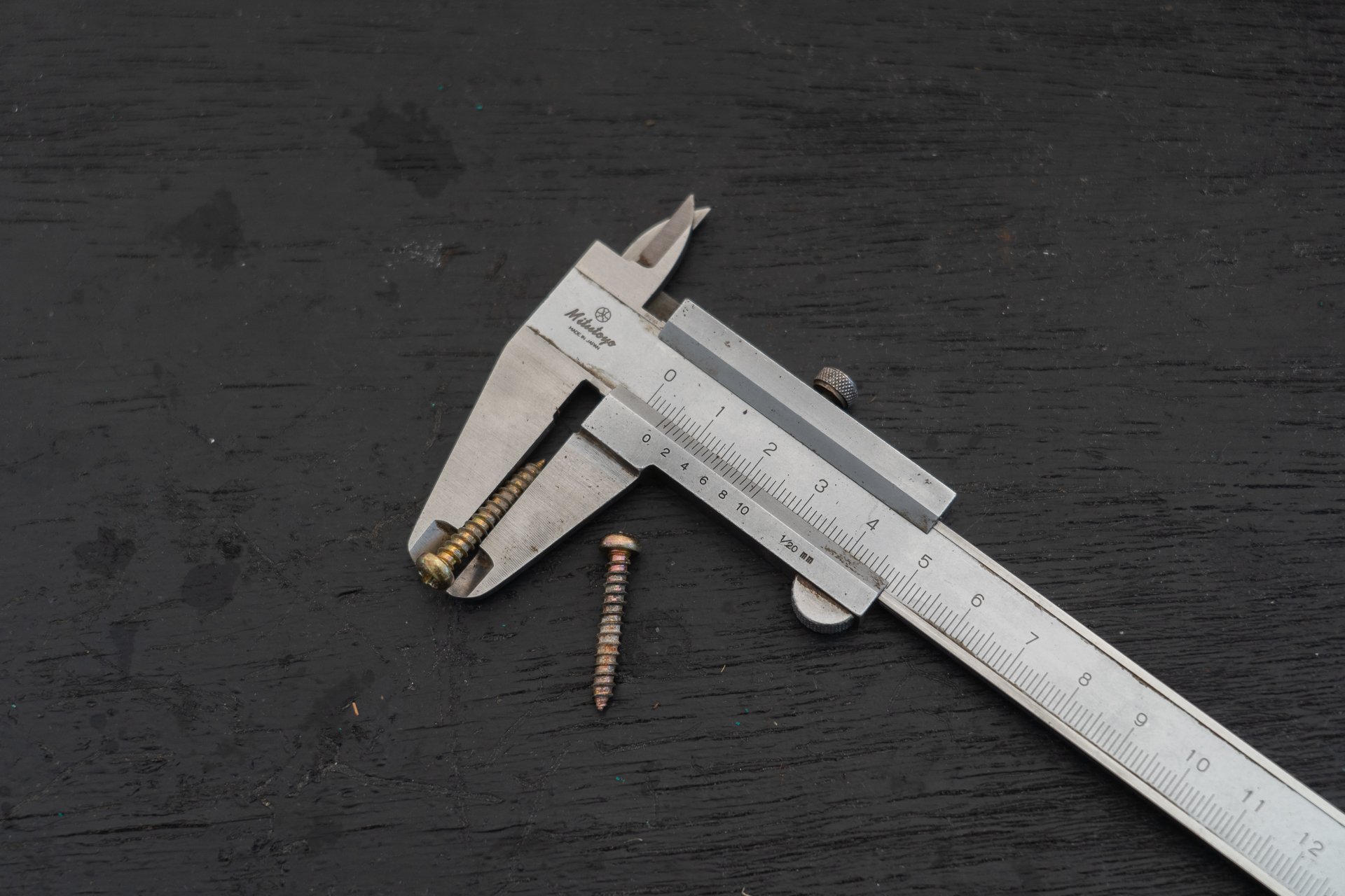 まずは木ネジを準備。直径は3.8mm。これをタイヤに捩じ込んでパンクさせます