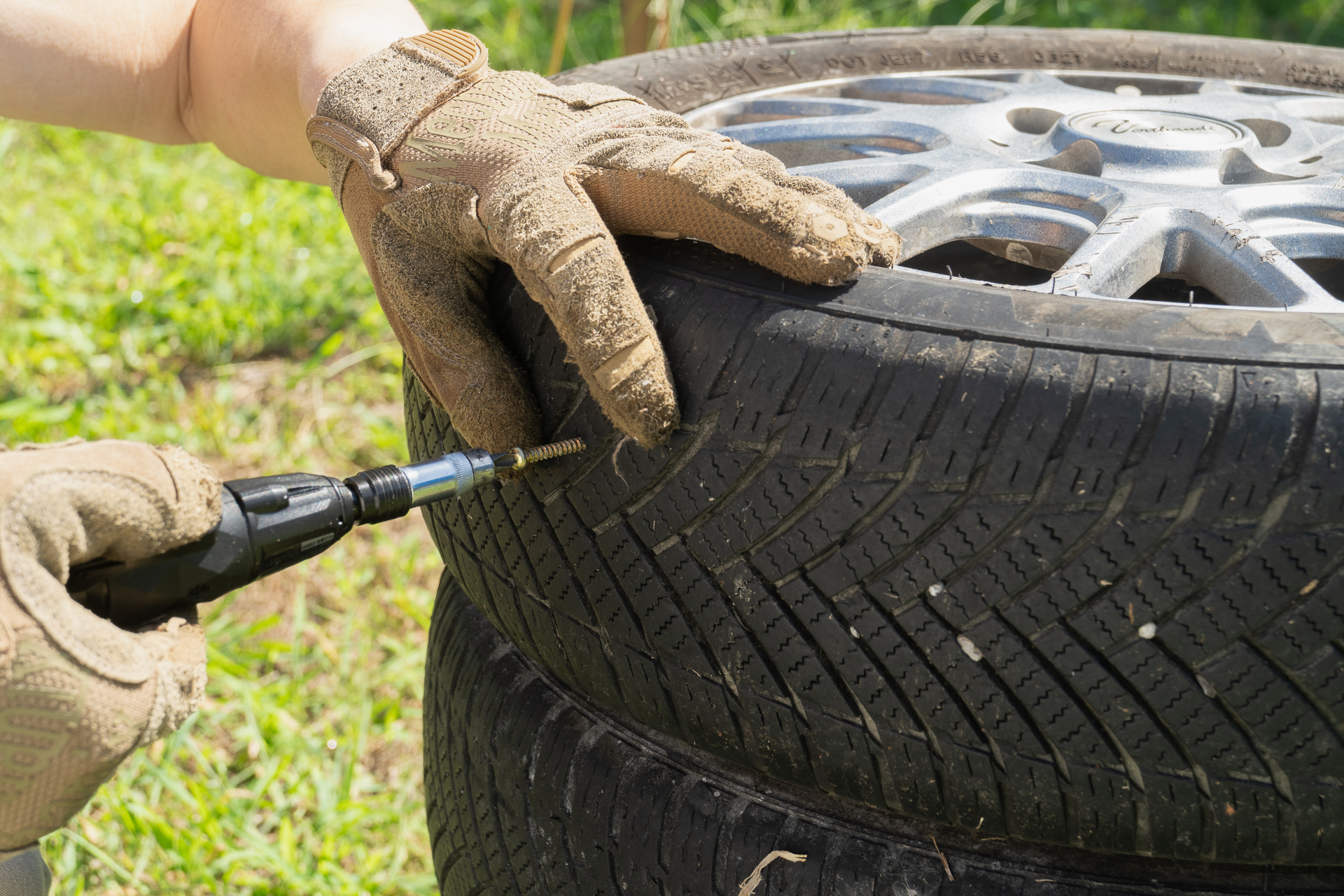 木ネジをトレッド面に捩じ込みました。タイヤのゴムは硬いし、弾性もあるので手回しは辛い。なので、電動ドライバーでねじ込みます