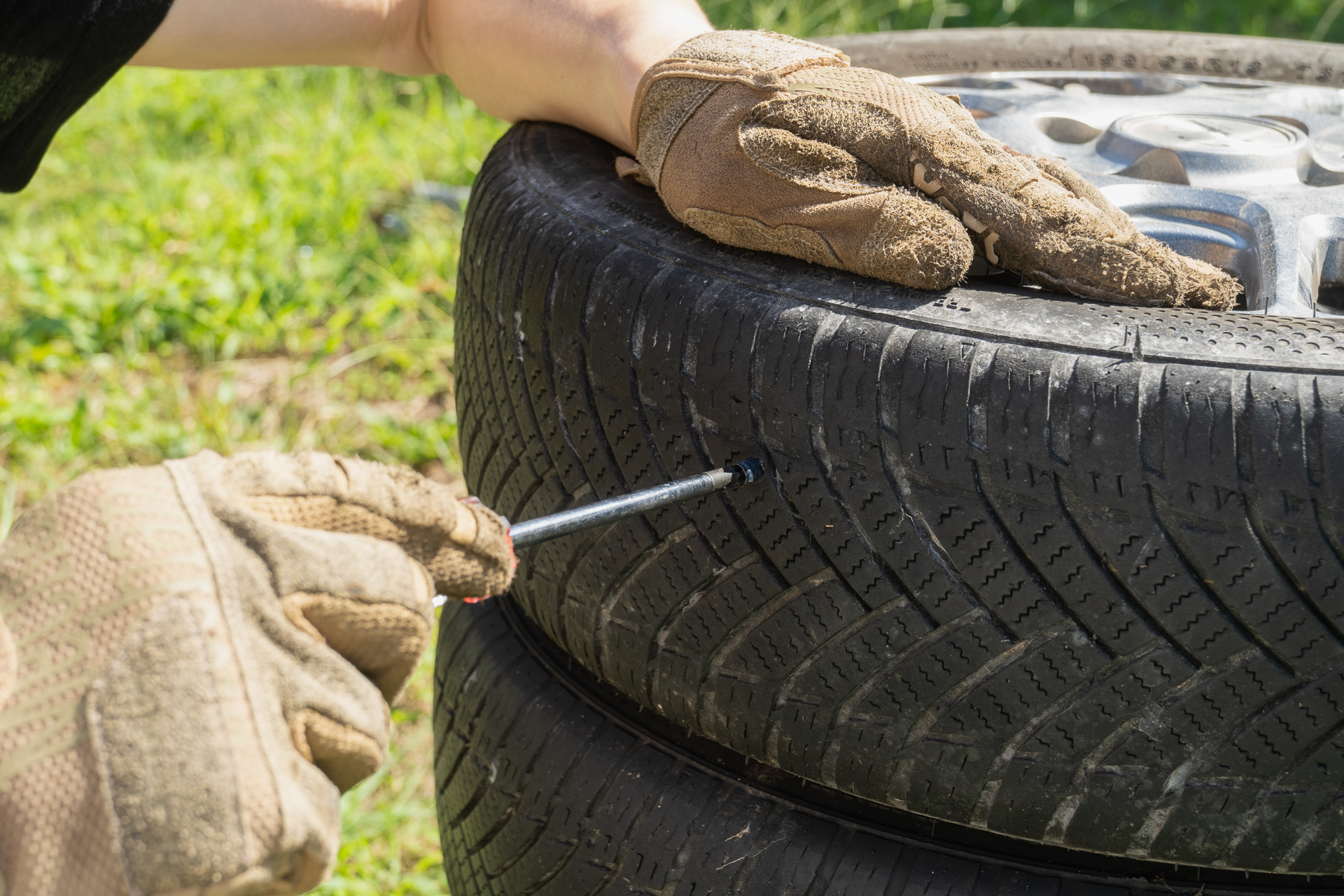 プラグは大小ありますが、大きい方を使ってみました。手動のドライバーで十分ねじ込めましたよ。これで終わり