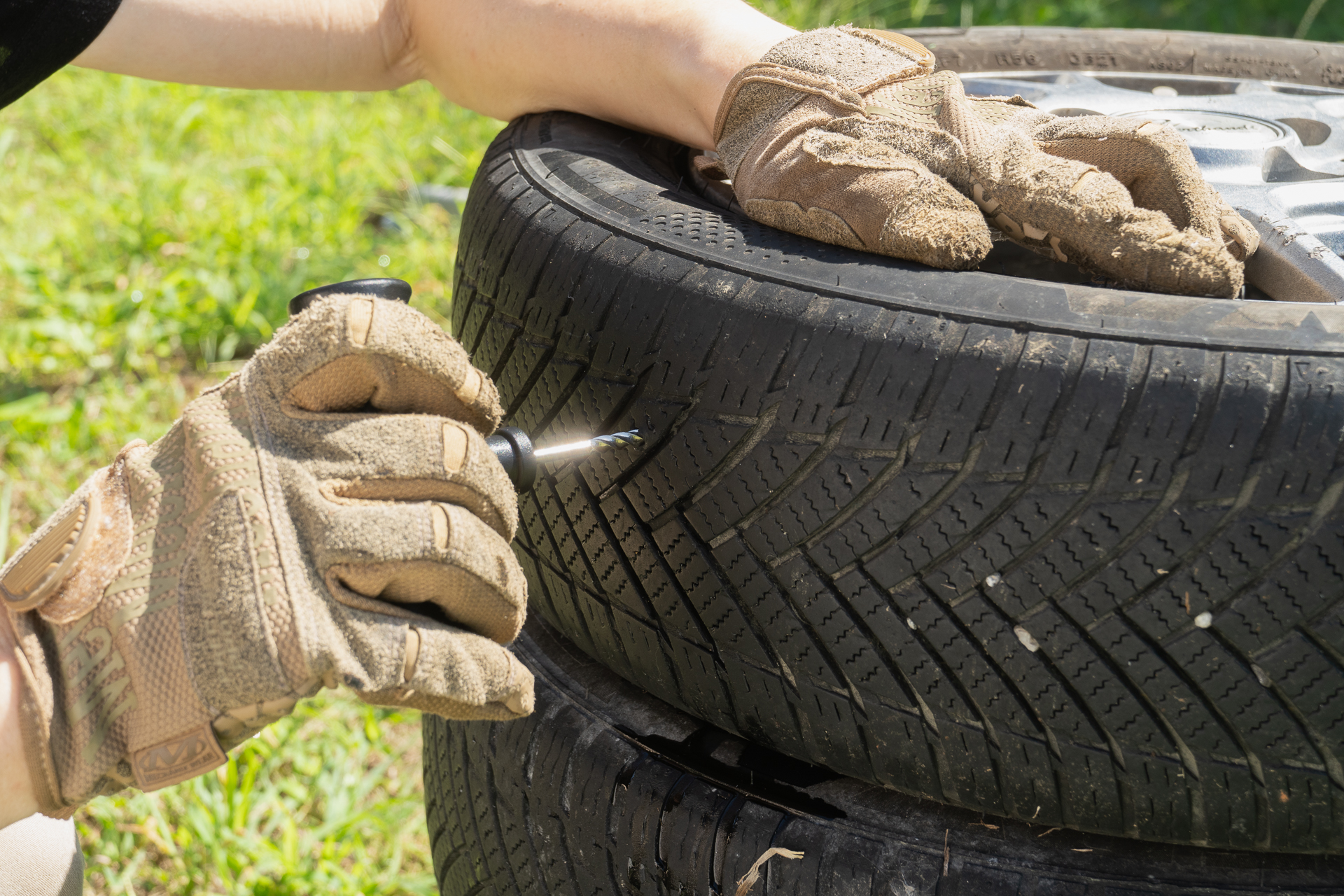 まずは黒いヤスリとスパイラル状のニードルを使って穴を整えます