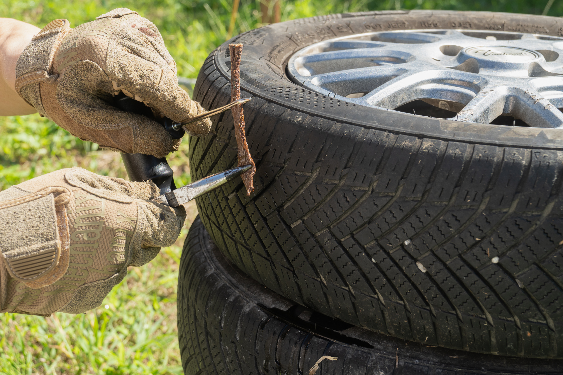 ブレードの穴にリペアゴムを通します。ラジオペンチが必要だと感じました