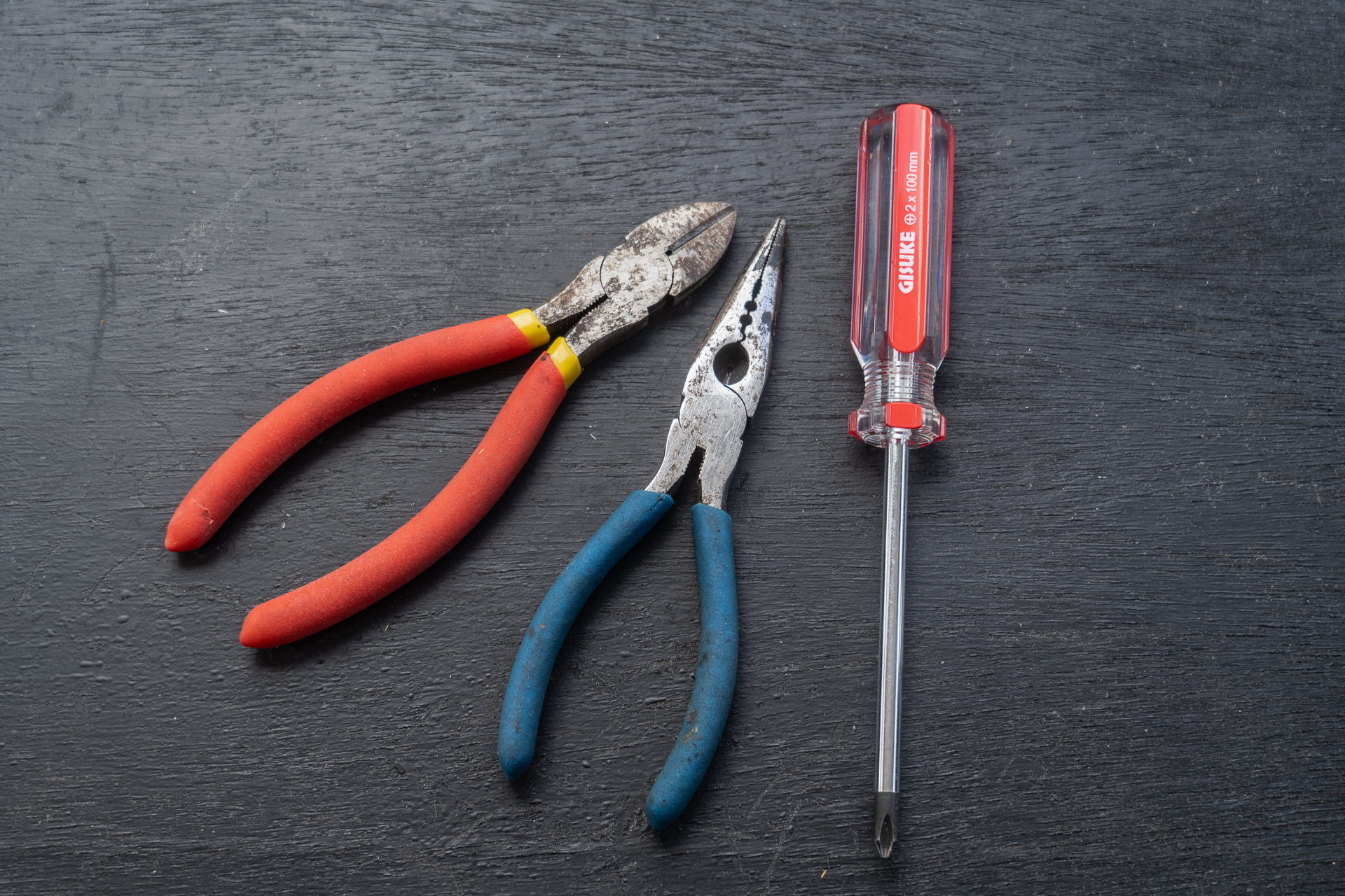 ニッパー・ラジオペンチ・＋ドライバー。これら3つは最低限必要です。ニッパーはハサミでも十分ですが、その他使い回しを考えるとニッパーがいいかな