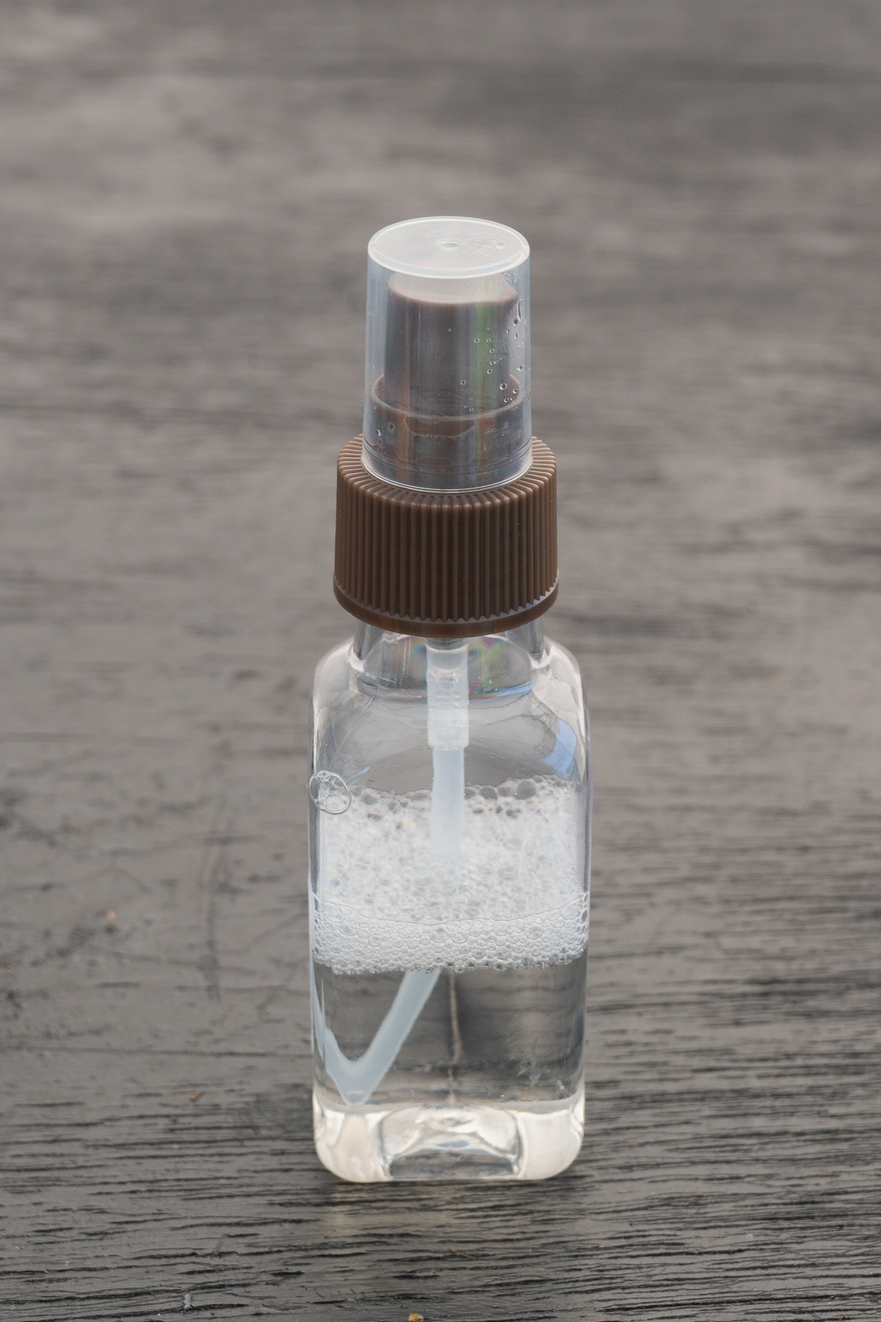 今回使ったのは洗濯石鹸、液体タイプ。泡立ちはそれほど多くないけれど十分、空気漏れ発見に使えます。小さいボトルに詰め替えました