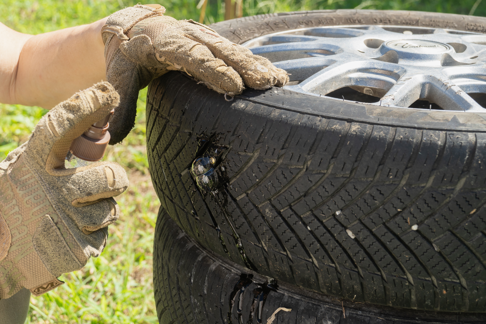 これをタイヤに吹き付けると、空気漏れしてる箇所にぷく〜っと泡ができるんですね。ここがパンクしてるところってわけです