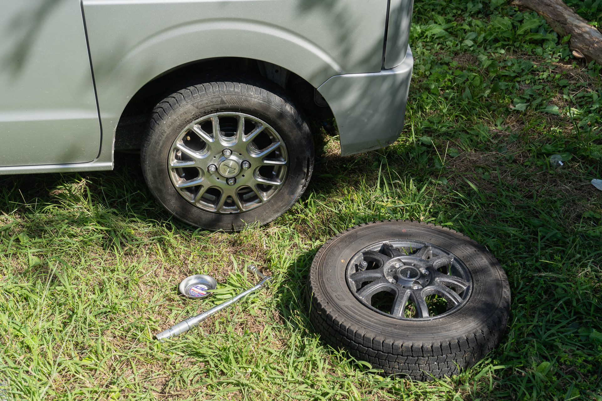 で、タイヤ交換。パンクしていないタイヤから、パンクさせて修理したタイヤに交換。なんのマッチポンプだ笑