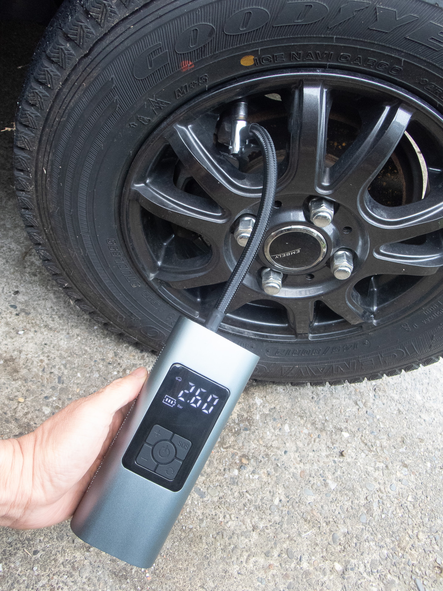 あと、忘れちゃいけないのは空気入れ。以前紹介しましたね。電動のものが楽ちんですが、世の中炭酸ガスタイプや足踏み式なんてのもあります