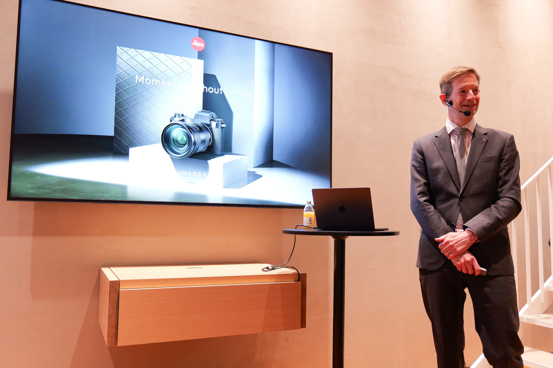 ライカ表参道店で「ライカSL3-S」の内覧会が行われた。ライカカメラ社カメラ部門プロダクトマネージメント部長のイェスコ・フォン・エーンハウゼン氏が来日し、製品について詳細を説明した