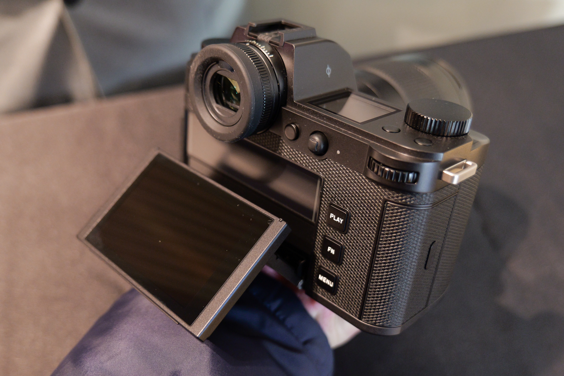 背面モニターは3.2型のチルト式（233万2,800ドット）。EVFは576万ドットで、倍率：0.76倍（アスペクト比：3:2の場合）、視野率100％としている