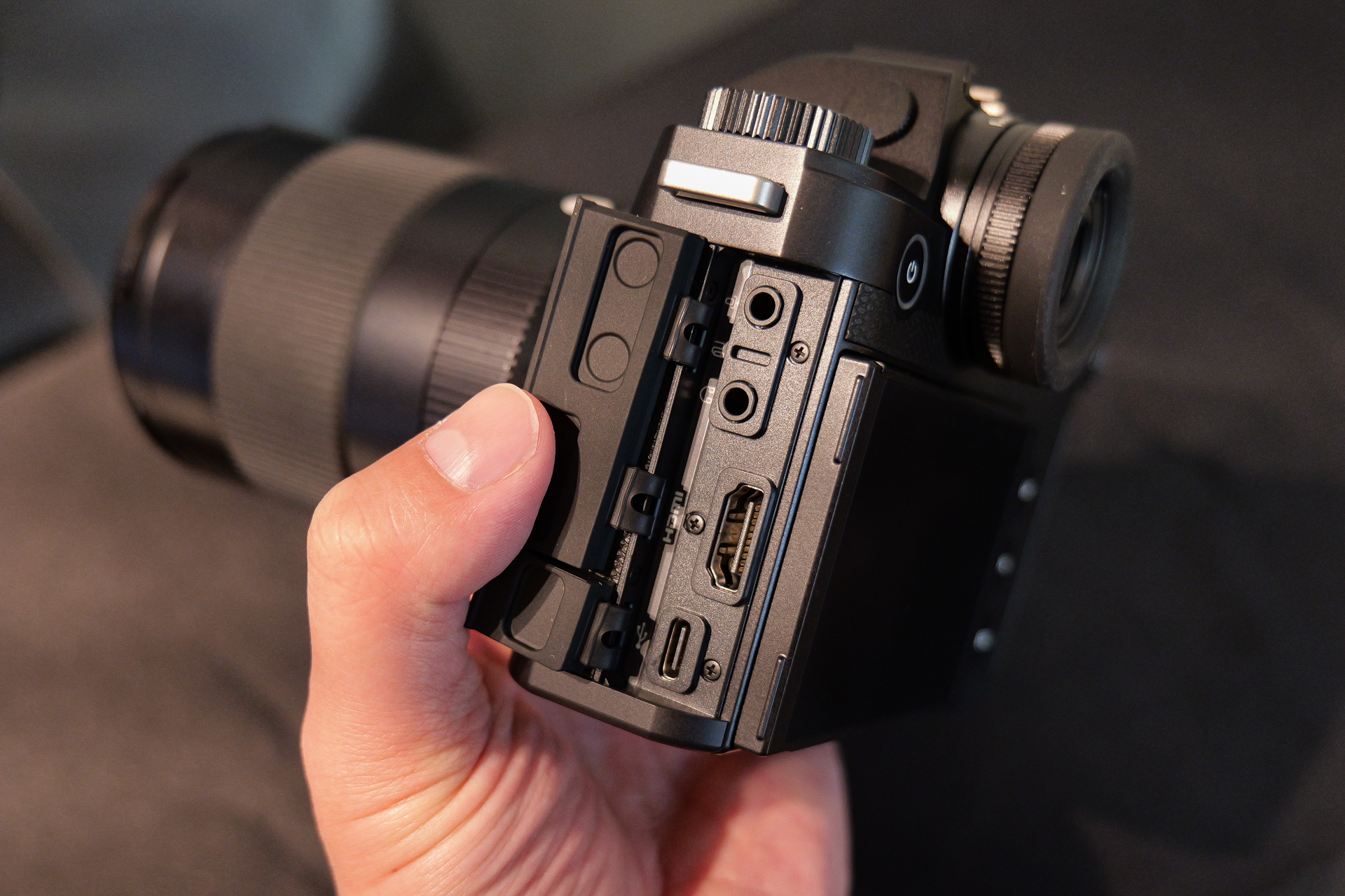 インターフェースもSL3と同じ。ホットシュー、シンクロターミナル/タイムコード端子、HDMI端子 2.1 Type A、USB 3.1 Gen 2 Type C、3.5mmアナログ音声イン/アウト