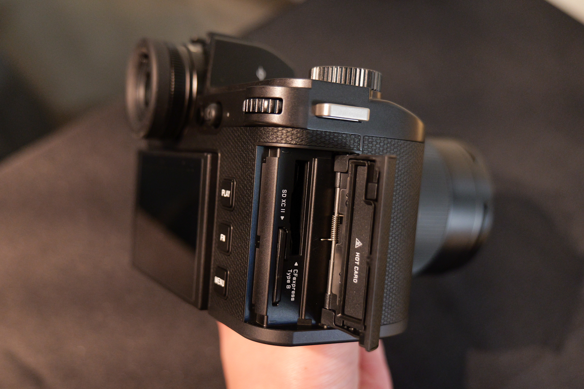 右側面にメモリーカードスロットを備える。UHS-II SD/SDHC/SDXCメモリーカード、CFexpres Type Bカードに対応する。前世代の「ライカSL2-S」にはなかったCFexpres Type Bへの対応は、その撮影性能を大きく高めるのに貢献している