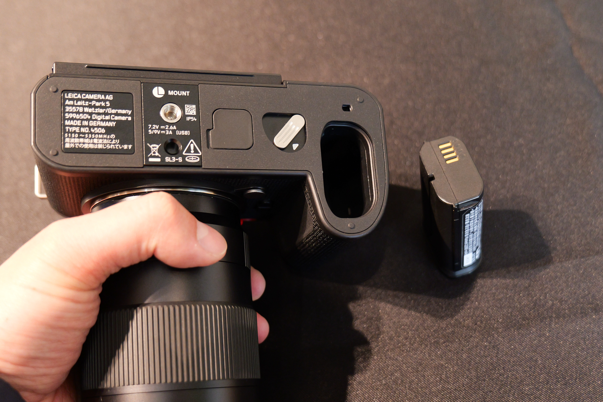 バッテリーはライカBP-SCL6