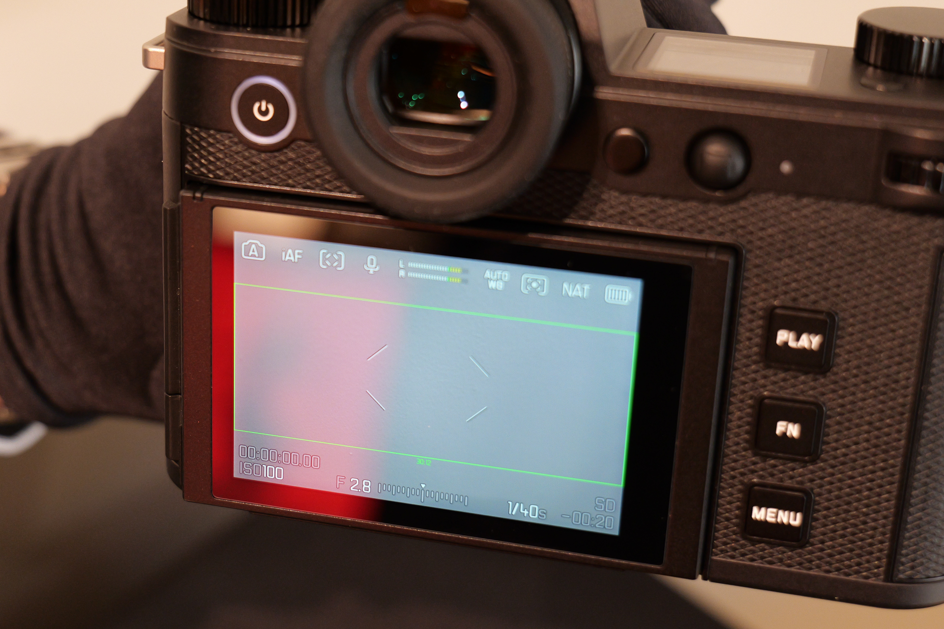 撮影時に、編集時の切り出しサイズをイメージできるよう、枠を表示する機能も備える。