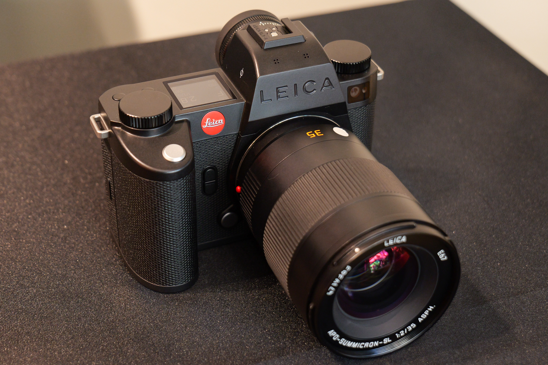 「ライカ アポ・ズミクロンSL f2/35mm ASPH.」を装着した様子