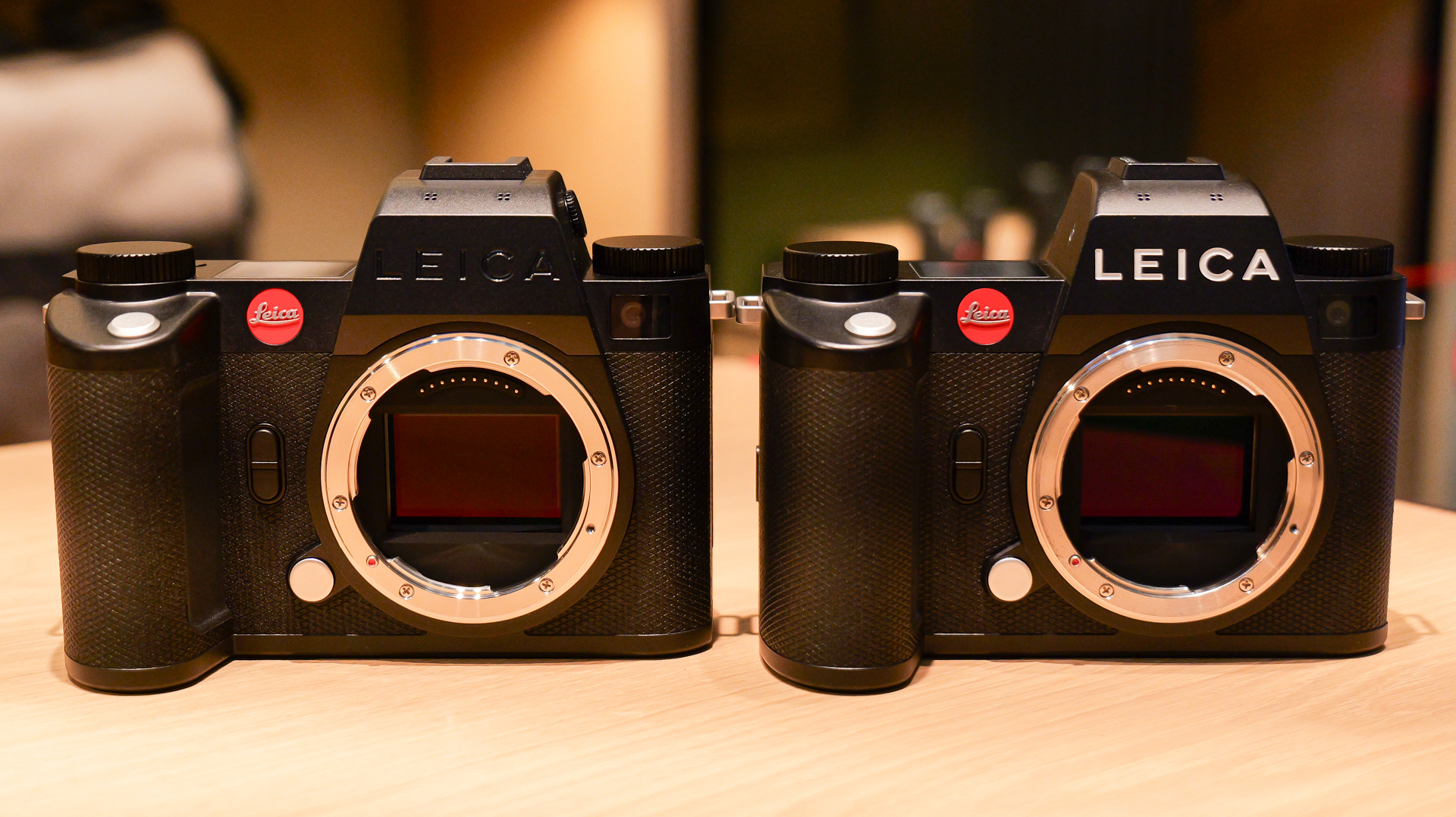 左が「ライカSL3-S」、右はベースモデルの「ライカSL3」。外観上の違いは「LEICA」ロゴの色のみ。SL3-Sは黒くペイントしている