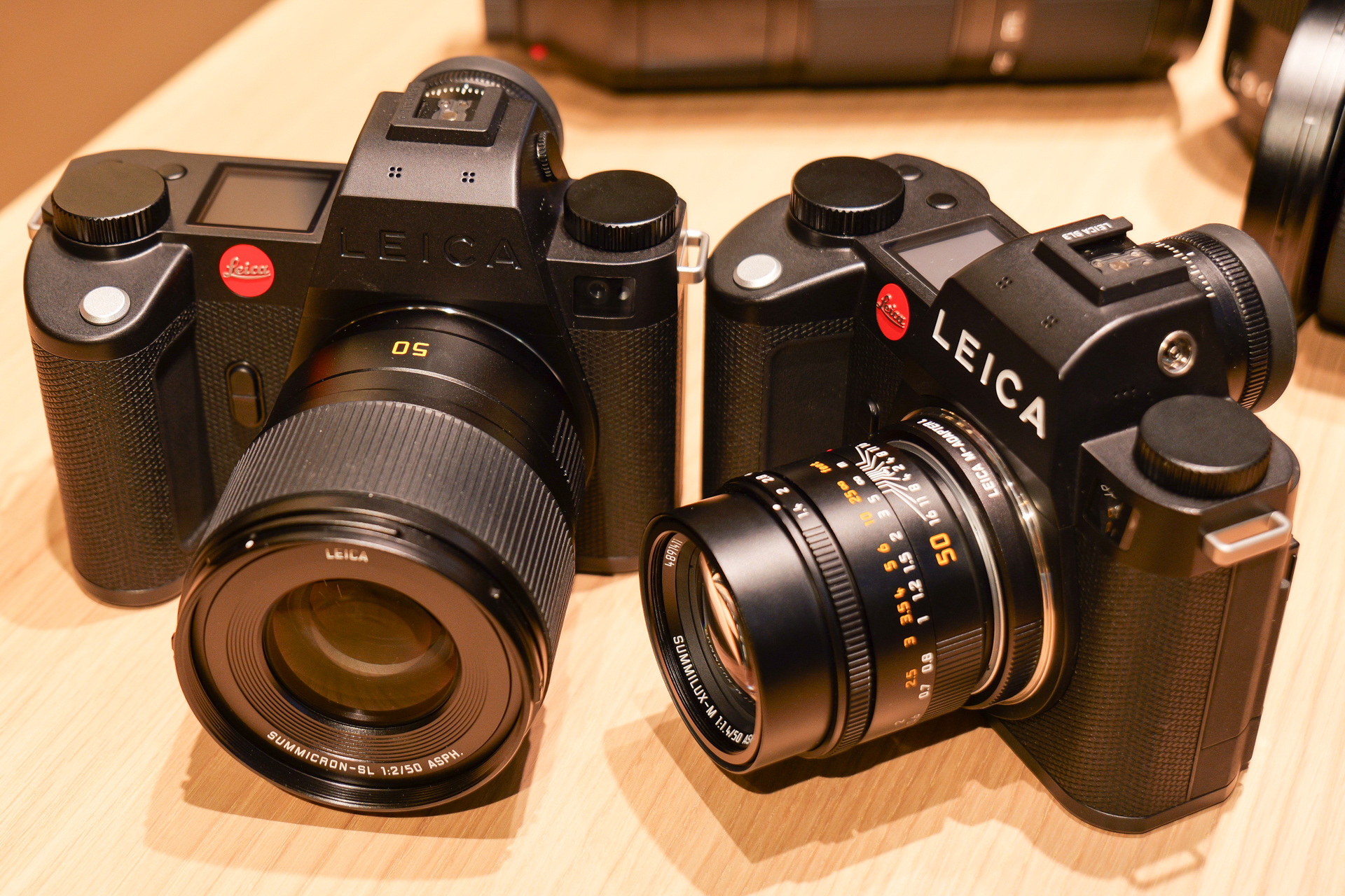 左が「ライカSL3-S」、右はベースモデルの「ライカSL3」