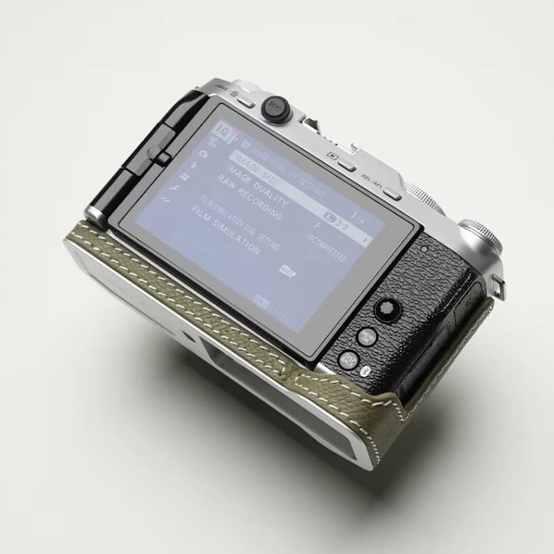 落ち着いた色調の「FUJIFILM X-M5」用レザーボディケース - デジカメ Watch