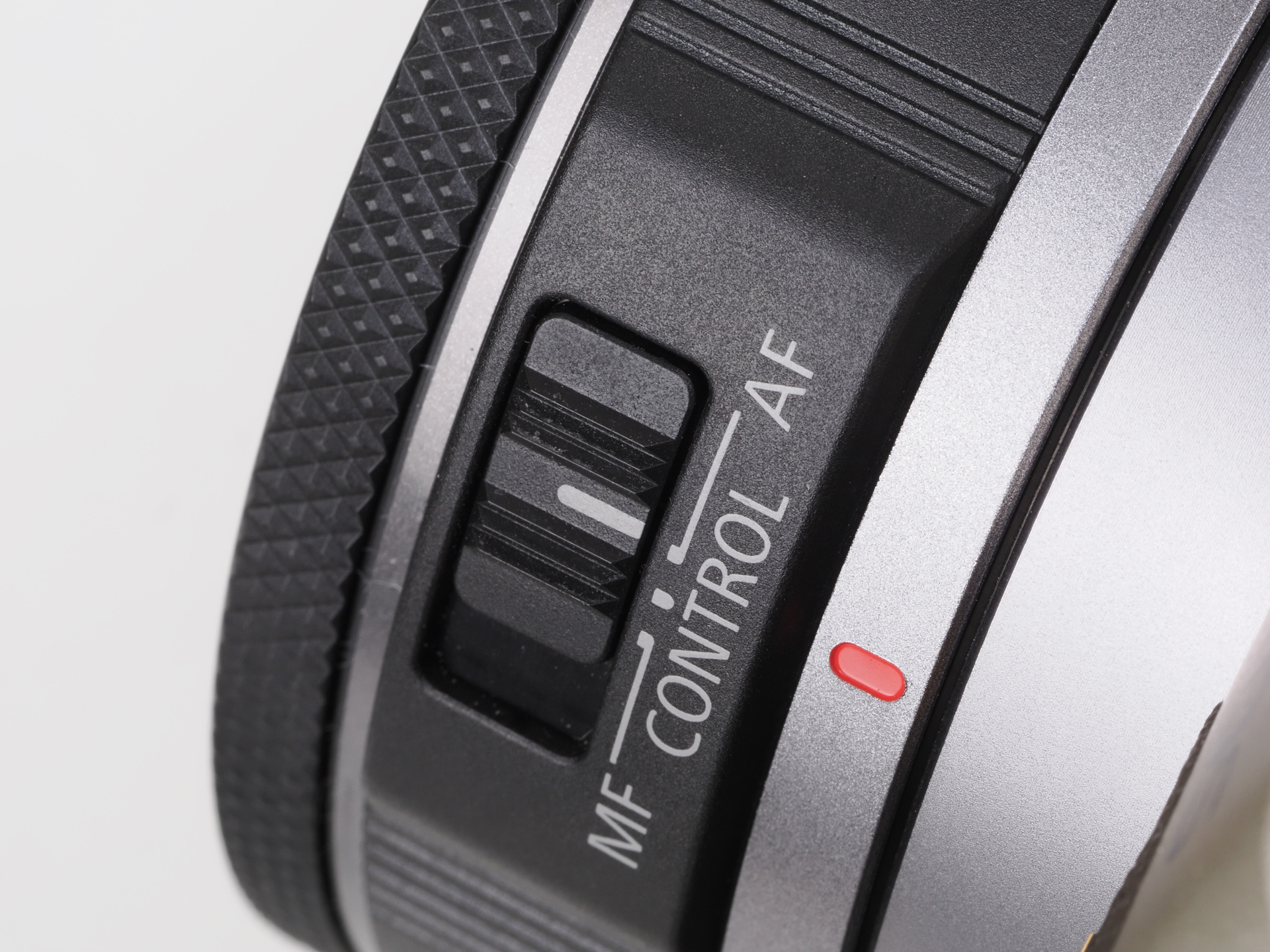 鏡筒は短いですが、AF/MF切り替えスイッチの位置もよく考えられ、操作性を犠牲にしていません。