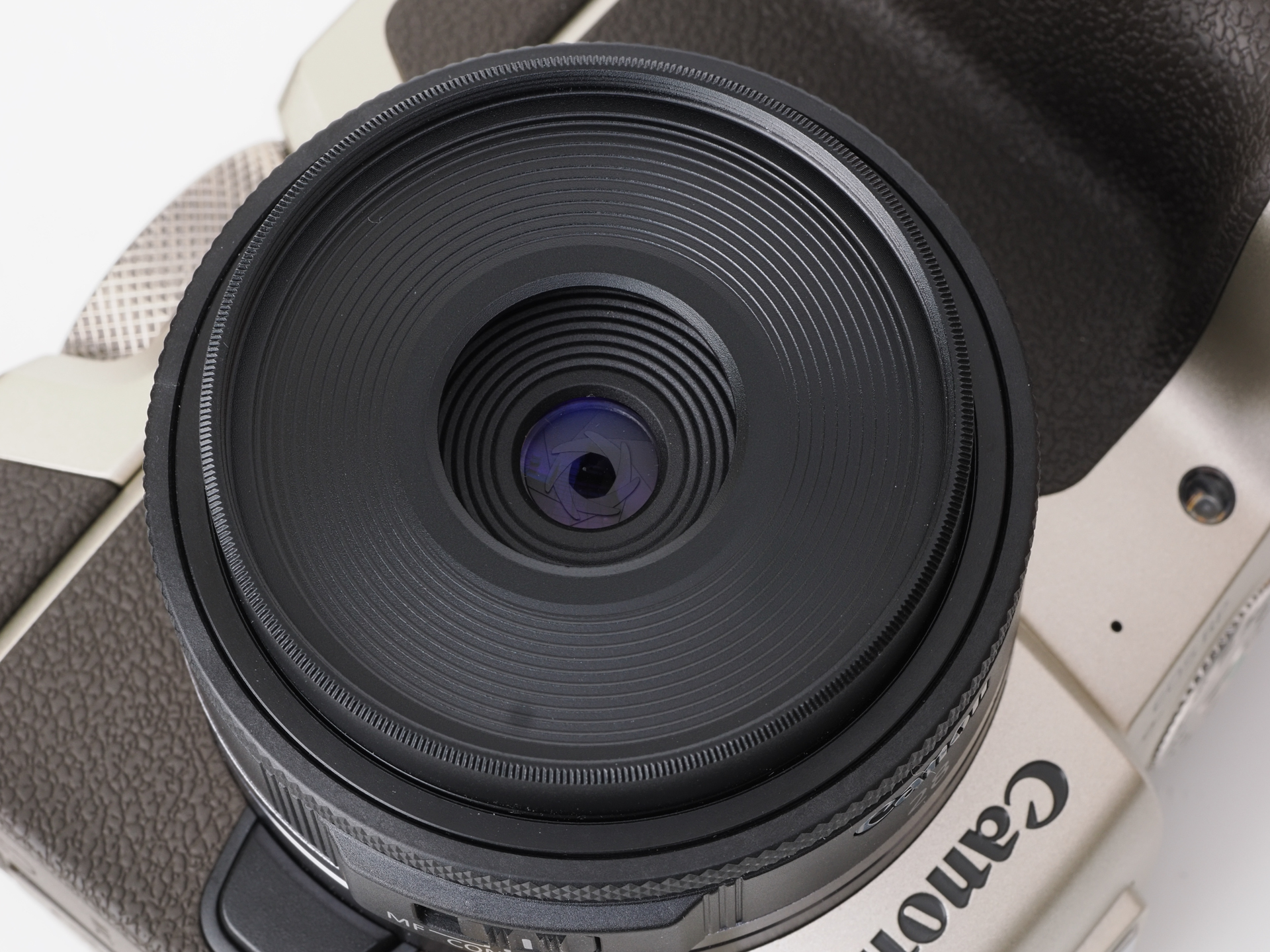 EW-55という専用フードもあります。少しだけ鏡筒が長くなりますが、レンズ前面を保護するには有用ですね。