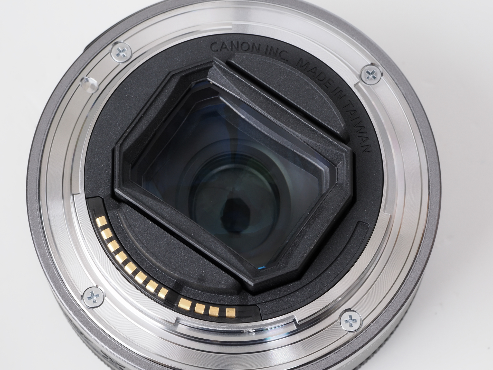 レンズ後玉をみます。四角いですね。四角くみえるだけだと思ったら、本当に四角いレンズですが、これもPMoレンズのなせる技のようです。