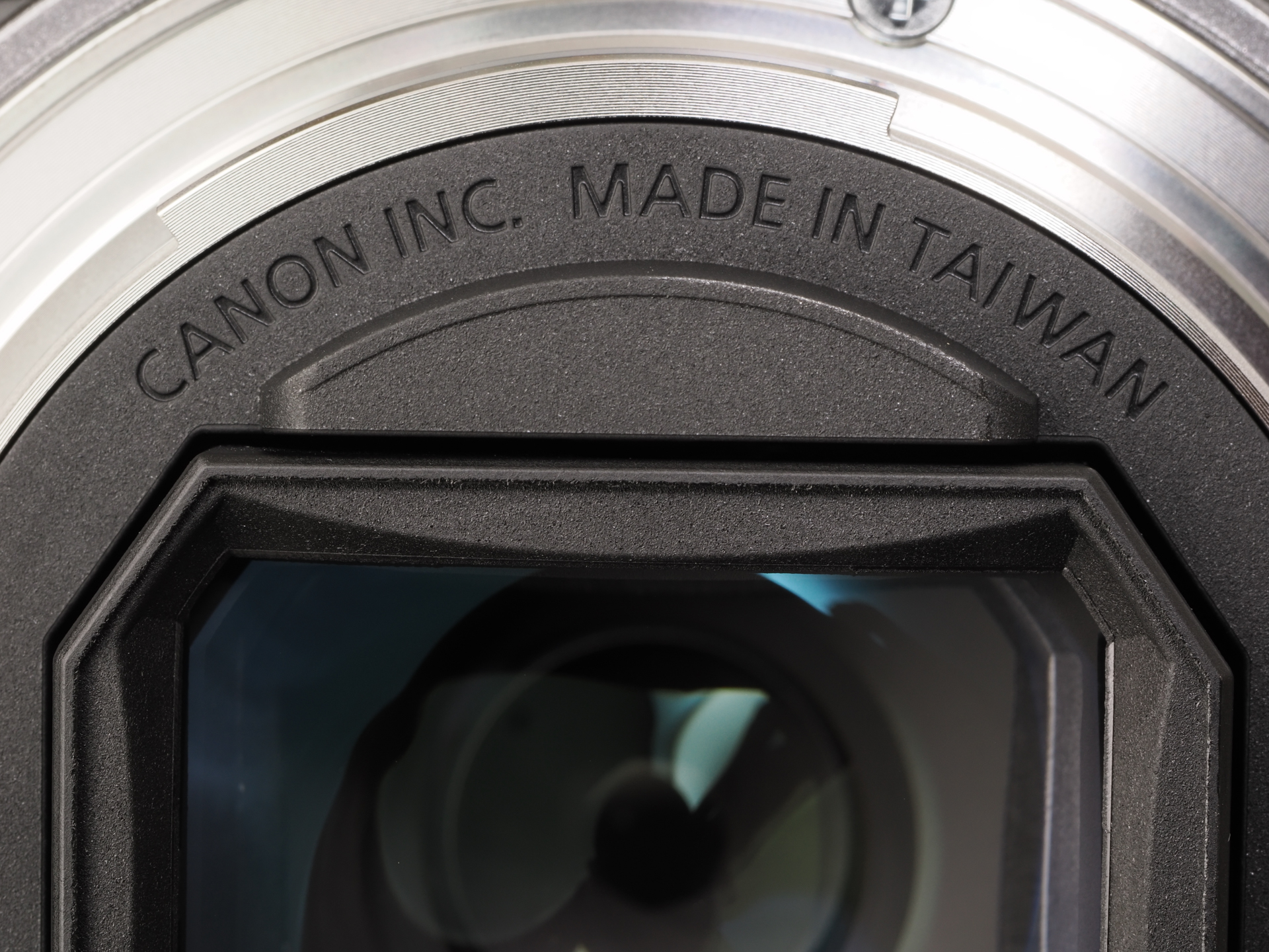 MADE IN TAIWANの文字があります。製造がどこであろうが気にはしませんが、そのむかしキヤノネットの一部もTAIWANで作られていたことを思い出しました。