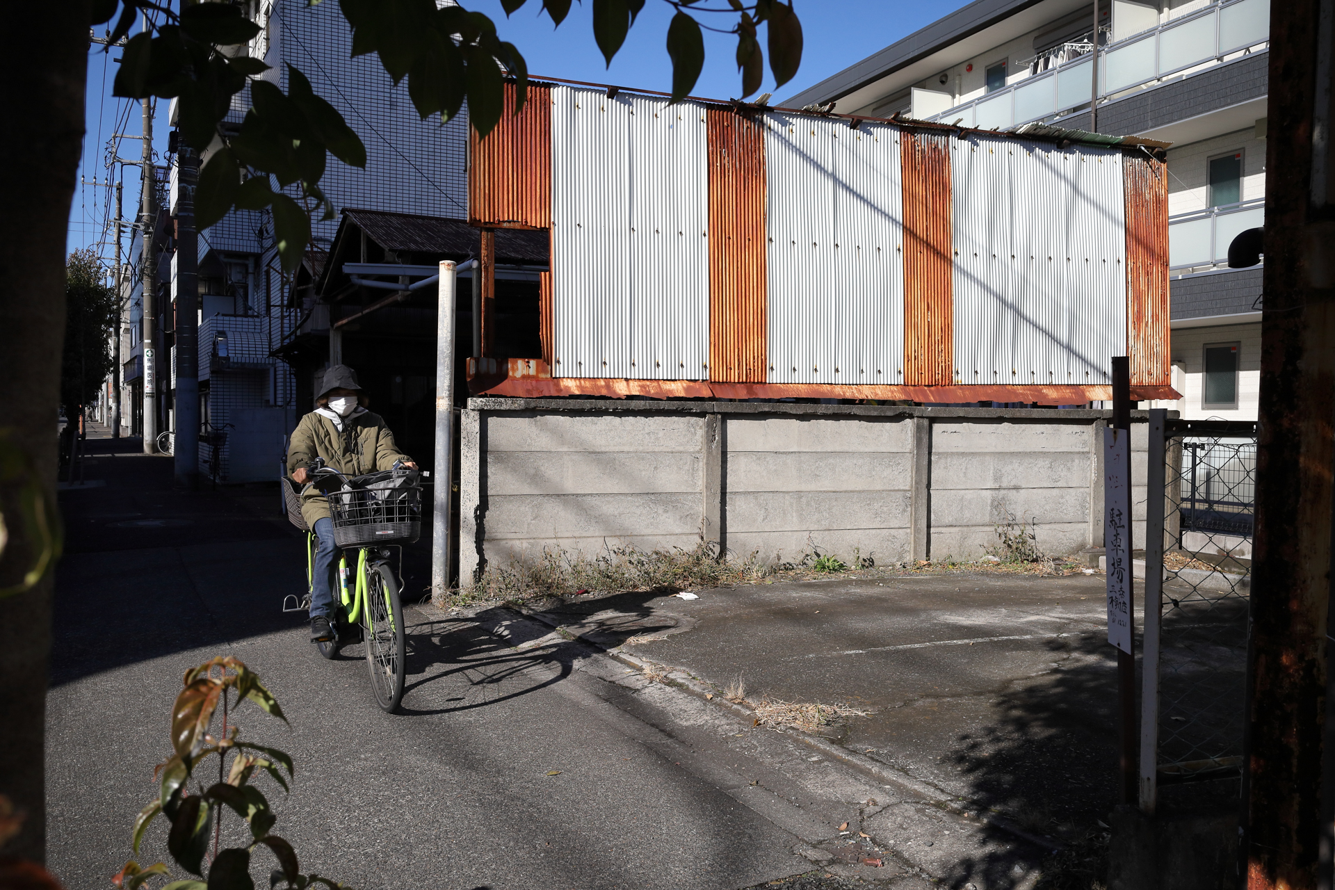 本レンズ記念すべき最初の1枚は、路上にて。何か考えるスキもなくシャッターボタンを押していました。すっきりとした描写だなあという印象です。<br><span class="fnt-85">キヤノン EOS RP／RF28mm F2.8 STM／28mm／マニュアル露出（1/1,000秒、F9.0）／ISO 400</span>