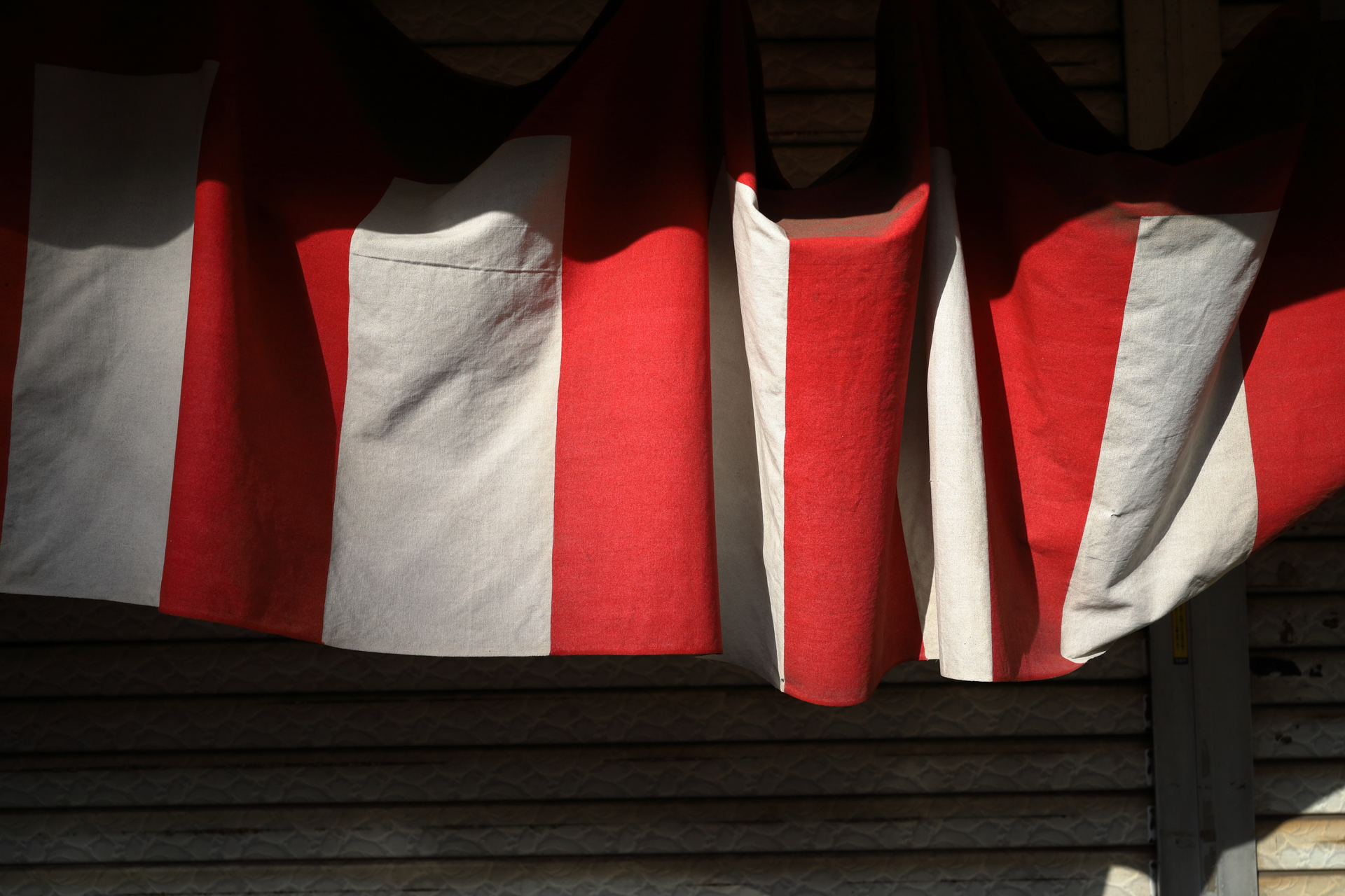 紅白幕。布のディテール描写とかいいですねえ。いちおうまだ1月ですからおめでたいということで撮影してみました。<br><span class="fnt-85">キヤノン EOS RP／RF28mm F2.8 STM／28mm／絞り優先AE（1/640秒、F8.0、−0.7EV）／ISO 200</span>