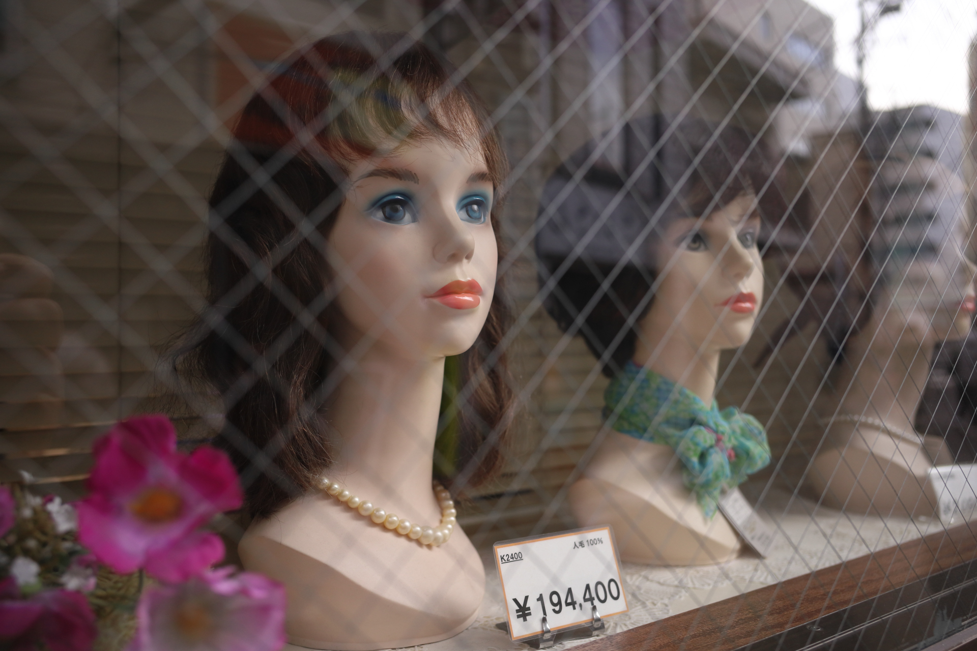 ウィンドウに網がありますが、カメラは何ら迷うことなく、目玉にフォーカスしました。そのままシャッターを切っただけです。よい描写です。<br><span class="fnt-85">キヤノン EOS RP／RF28mm F2.8 STM／28mm／絞り優先AE（1/400秒、F3.5、−0.3EV）／ISO 400</span>