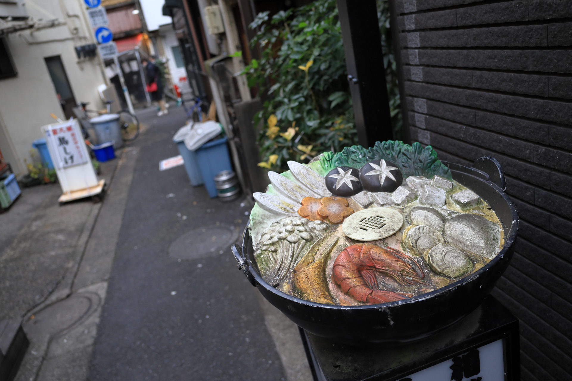 裏路地を歩いていたら、食欲がなくなるような、鍋の見本があり。ファインダーを覗かずに適当に撮りました。コントラストが低い条件ですが、よい描写です。<br><span class="fnt-85">キヤノン EOS RP／RF28mm F2.8 STM／28mm／絞り優先AE（1/500秒、F4.0、−1.0EV）／ISO 400</span>
