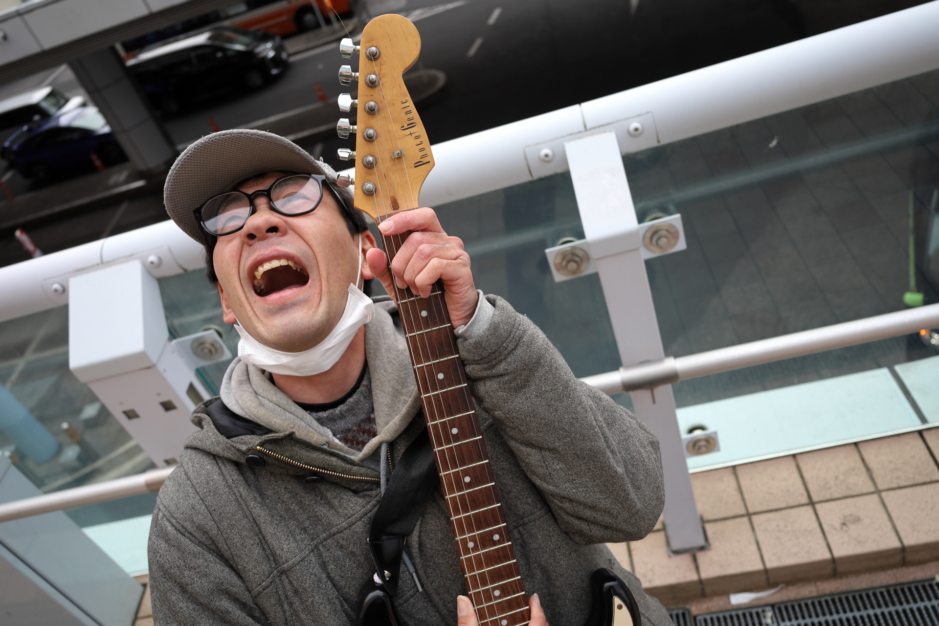 路上ライブのミュージシャンにお願いして撮らせてもらいました。これもファインダーを覗いていませんがカメラが勝手にフォーカシングしてくれています。曇り日ですが、明確によく写ります。<br><span class="fnt-85">キヤノン EOS RP／RF28mm F2.8 STM／28mm／プログラムAE（1/250秒、F5.6、±0.0EV）／ISO 400</span>