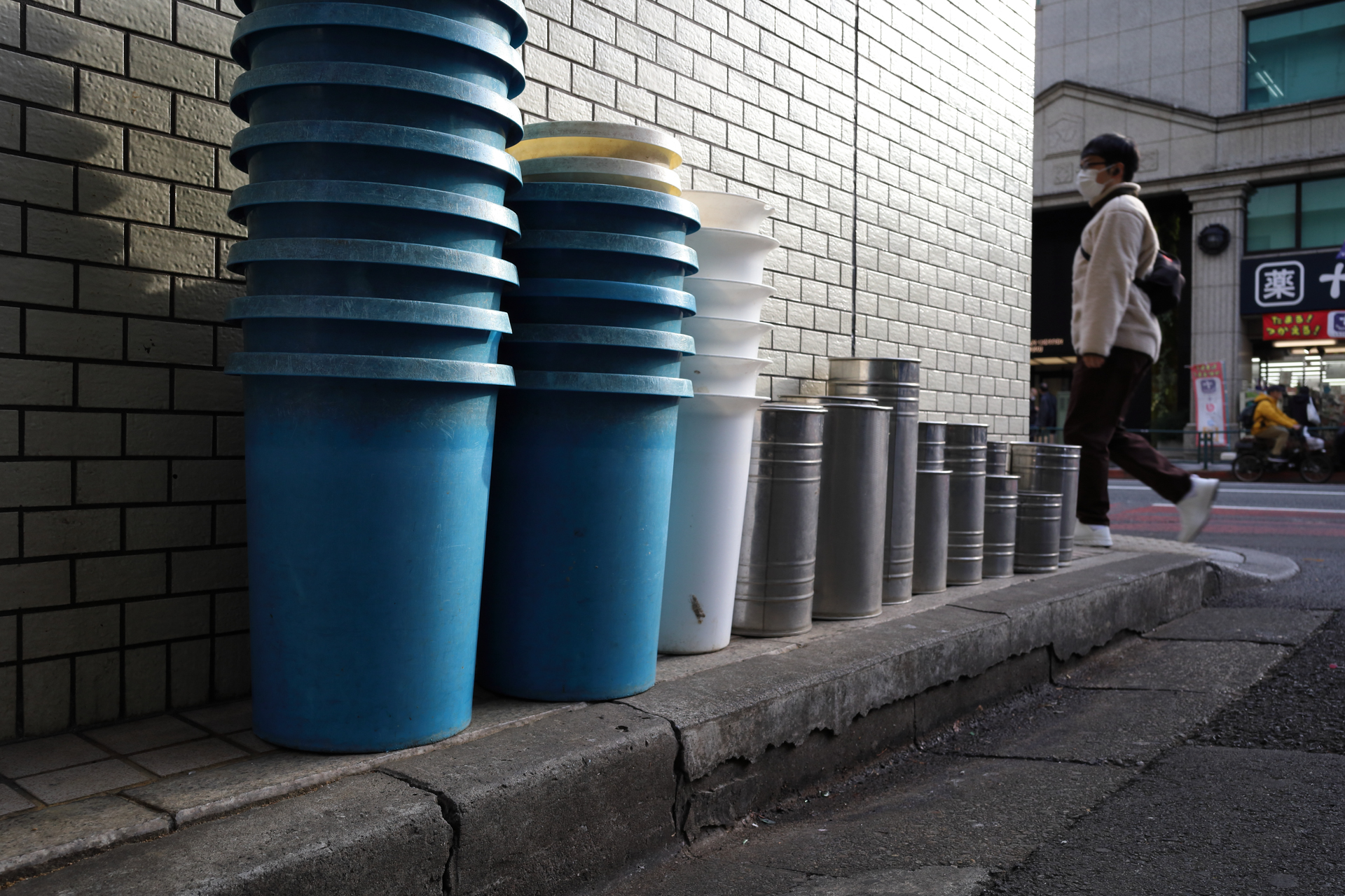 花屋さんの裏なのです。これもバリアングルモニターを利用して撮影してみました。光の難しい条件ですが、後処理はしなくてもきちんと階調を繋げてきますし、適宜なコントラストですね。<br><span class="fnt-85">キヤノン EOS RP／RF28mm F2.8 STM／28mm／絞り優先AE（1/160秒、F8.0、−0.3EV）／ISO 400</span>