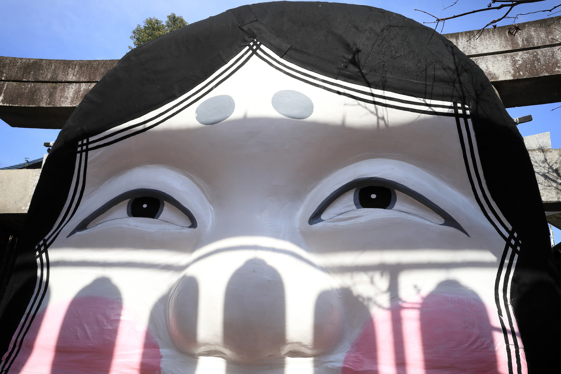 櫛田神社にて。お正月の雰囲気がまだ漂っており。提灯の影がなかなかよくて。日陰と日なたの両者をきっちり再現してきます。<br><span class="fnt-85">キヤノン EOS RP／RF28mm F2.8 STM／28mm／プログラムAE（1/1,000秒、F11、−0.7EV）／ISO 400</span>