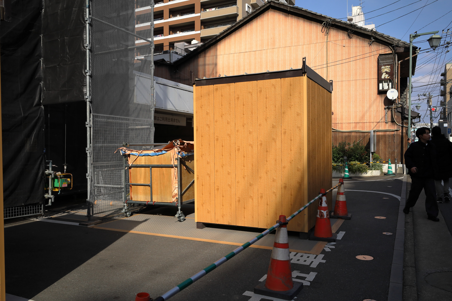 街で見かけたモノ。写真の謎って、写っている本来の意味を超えることがあることで、実直な写りをするレンズはその引き出し役となります。<br><span class="fnt-85">キヤノン EOS RP／RF28mm F2.8 STM／28mm／プログラムAE（1/800秒、F10、−0.3EV）／ISO 400</span>