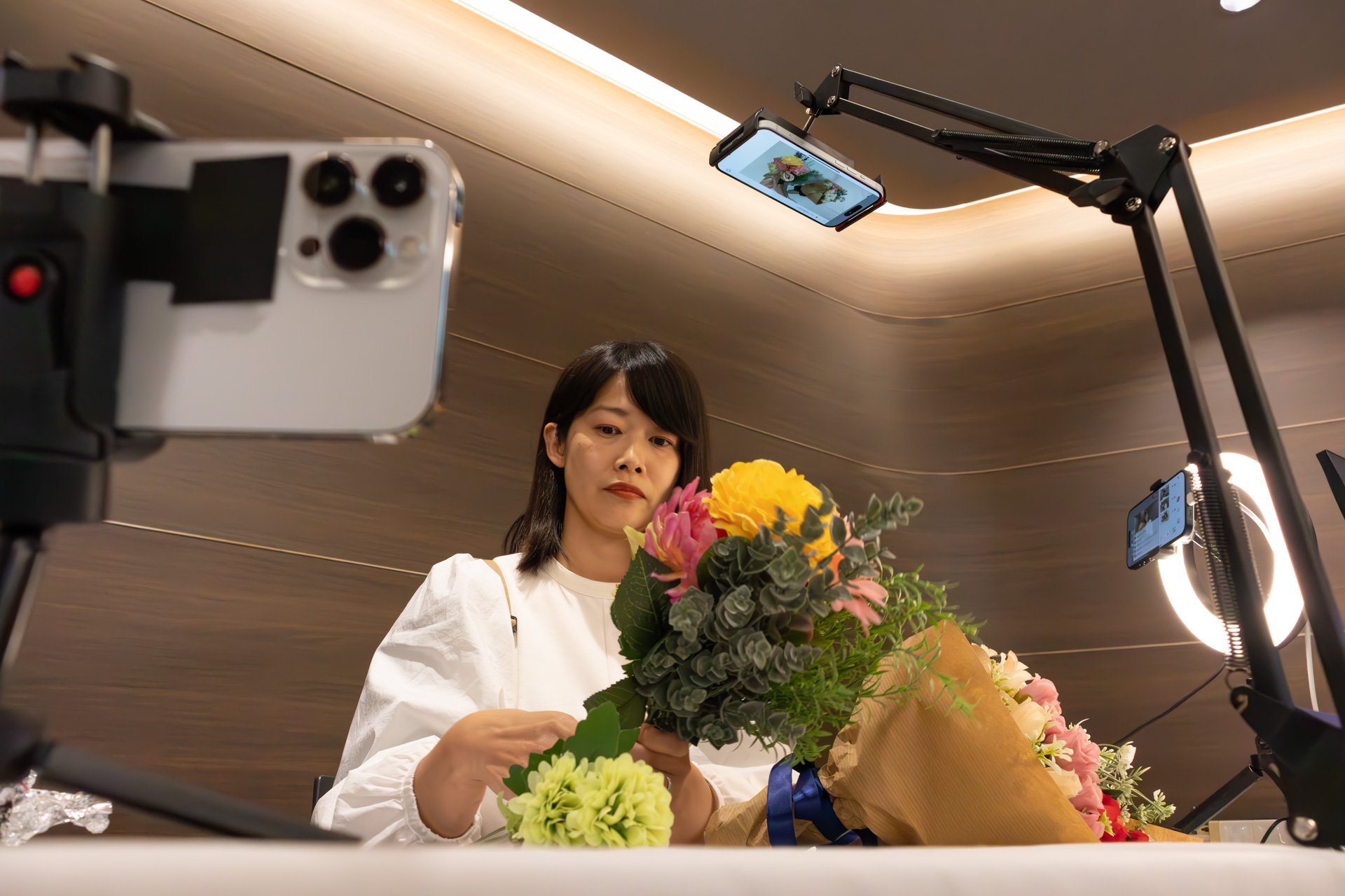 同社が公開したデモの様子。配信者の左右と上部にiPhoneを設置している