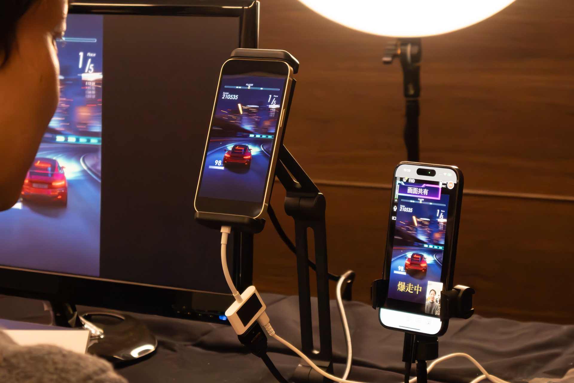 ゲームが動いている端末（左）を配信端末（右）にミラーリングし、ピクチャーインピクチャーやテキストを入れている