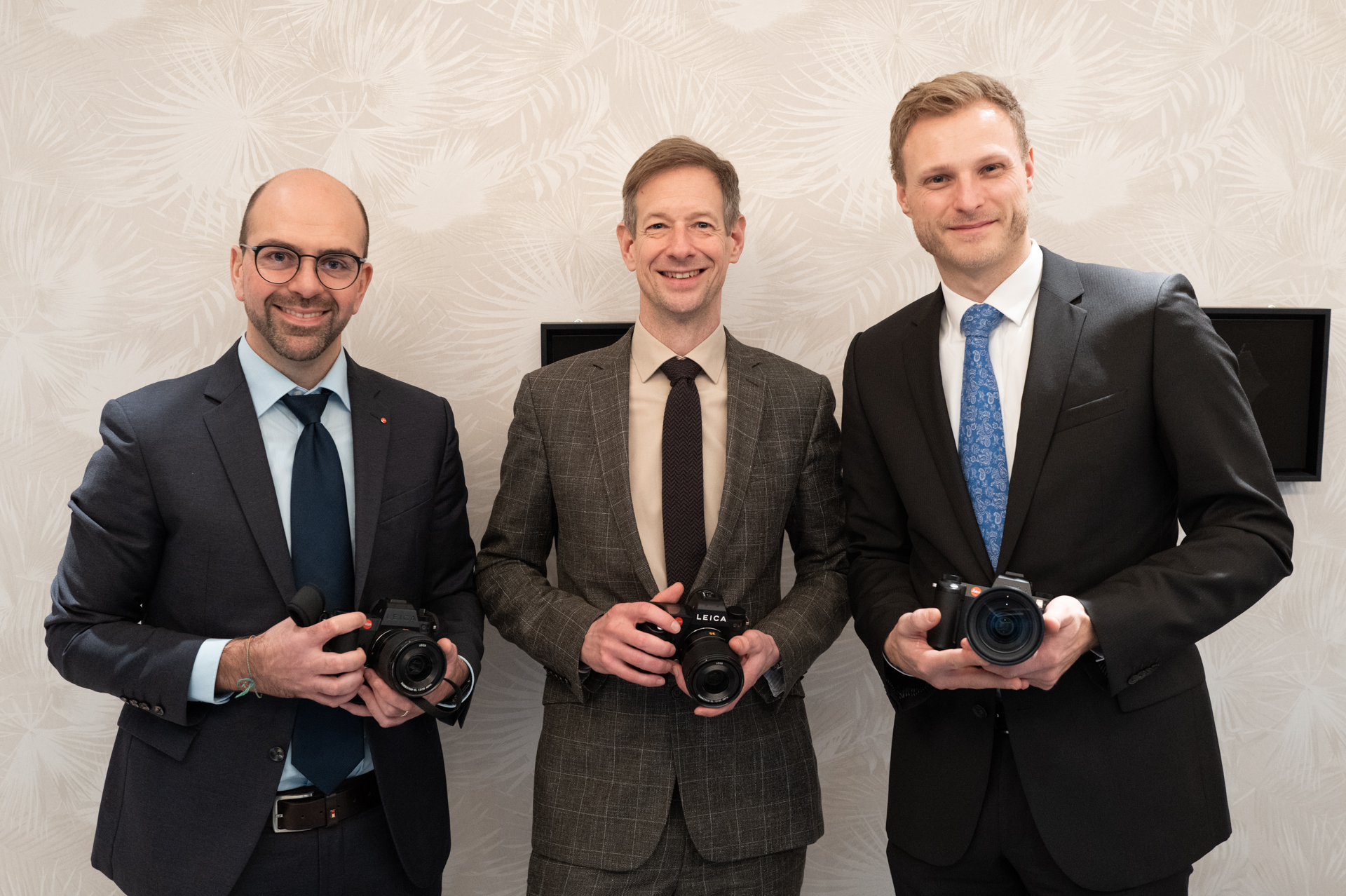左から、ヴァレンティーノ・ディ・レオナルド氏（テクノロジーとライセンスのマネジメント）、イェスコ・フォン・エーンハウゼン氏（カメラ部門のプロダクトマネジメント部長）、ゲリット・ギッセル氏（ライカSLシステムのプロダクトマネージャー）