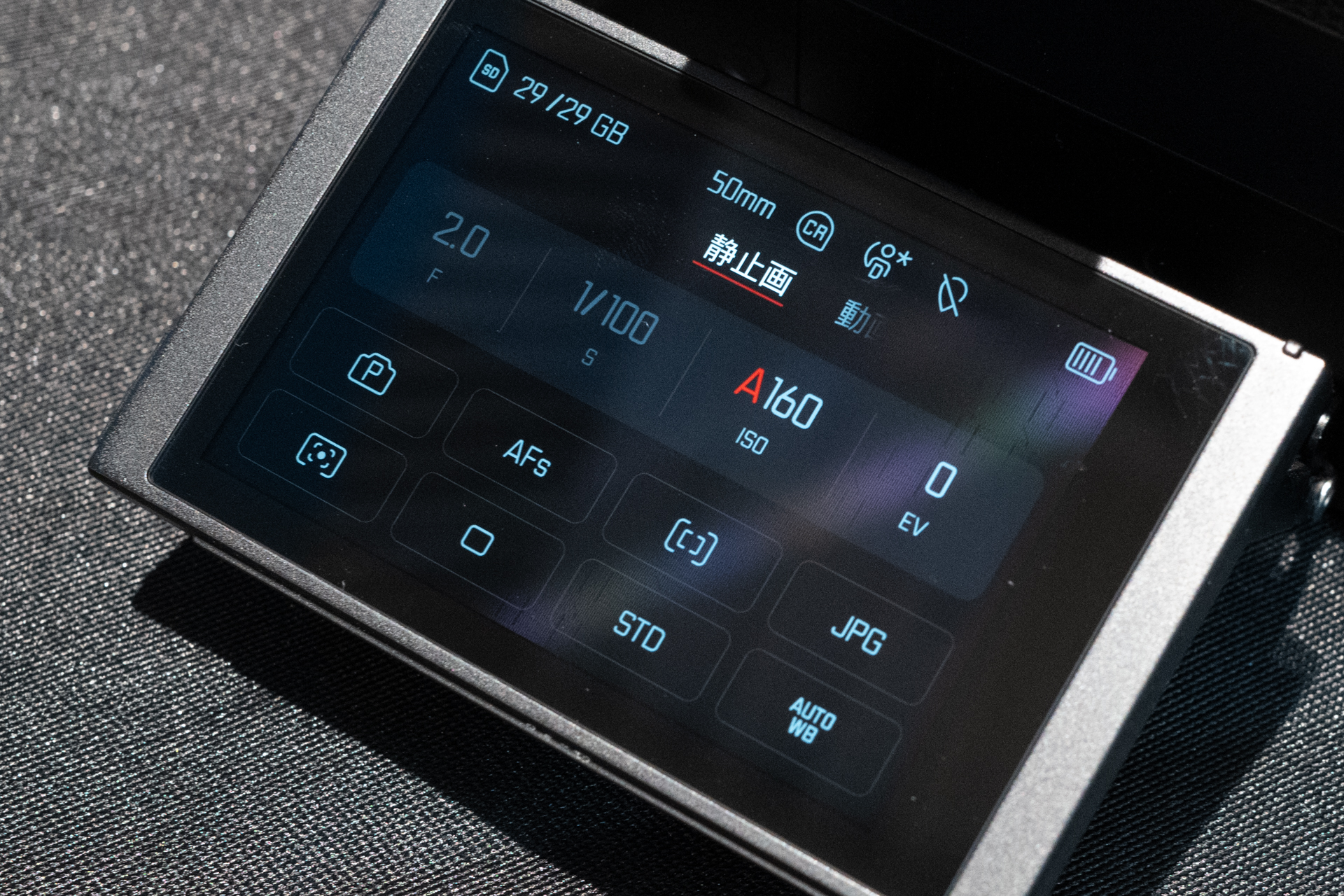 写真モードでは赤、動画モードでは黄色のアクセントカラーを採用