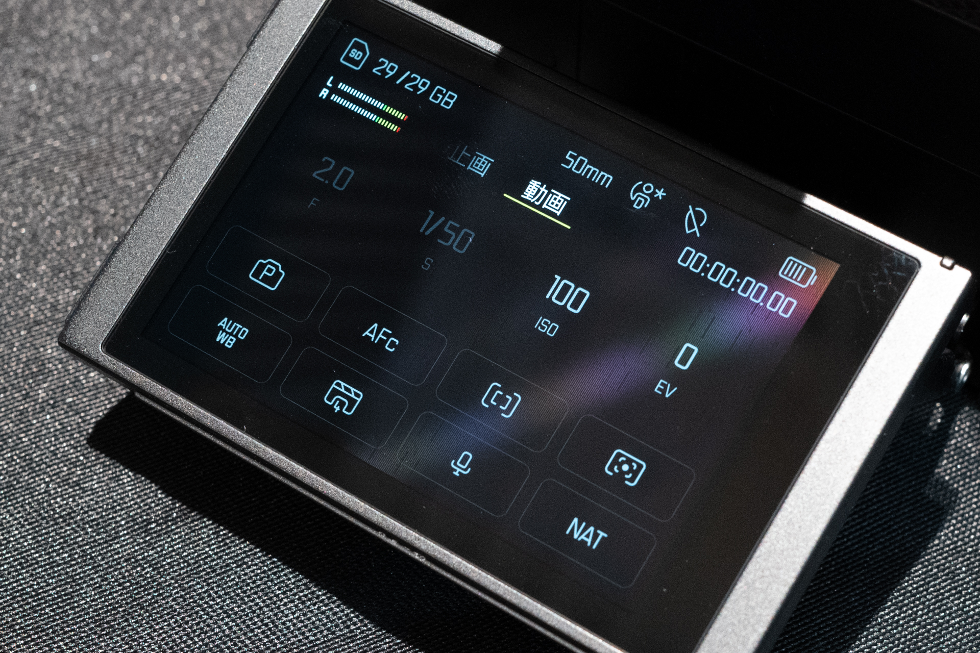 写真モードでは赤、動画モードでは黄色のアクセントカラーを採用