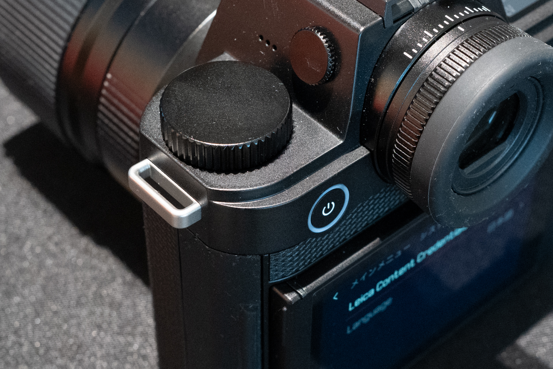 背面左手側の電源ボタンは、周囲のLEDランプでカメラの状況も示す