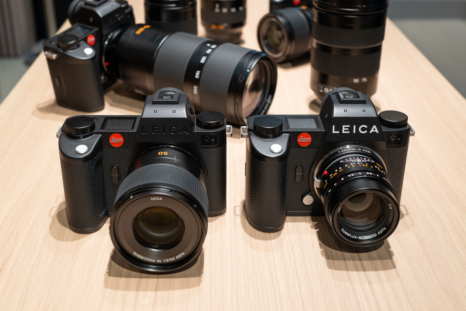 左：ライカSL3-S、右：ライカSL3。ライカSLシリーズのイメージセンサーは、ライカMレンズの性能もフルに発揮できるよう設計されている