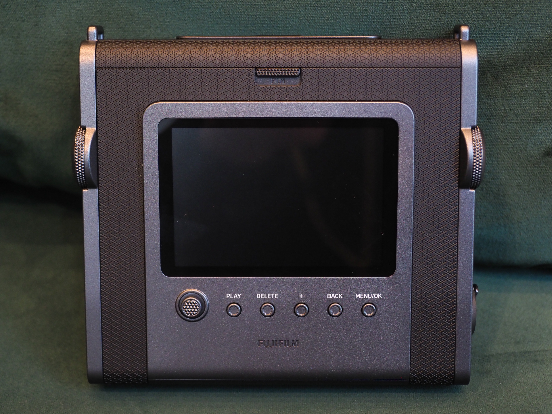 左側面の突起がレンズダイヤル、右側面がフィルムダイヤル