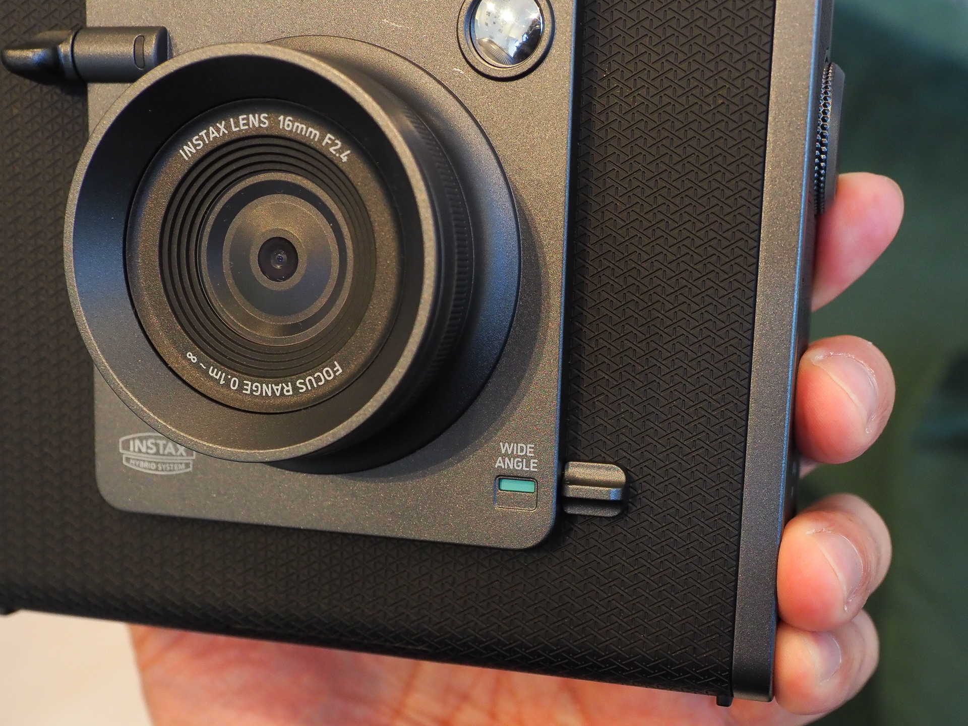 全面に「広角スイッチ」を備えている