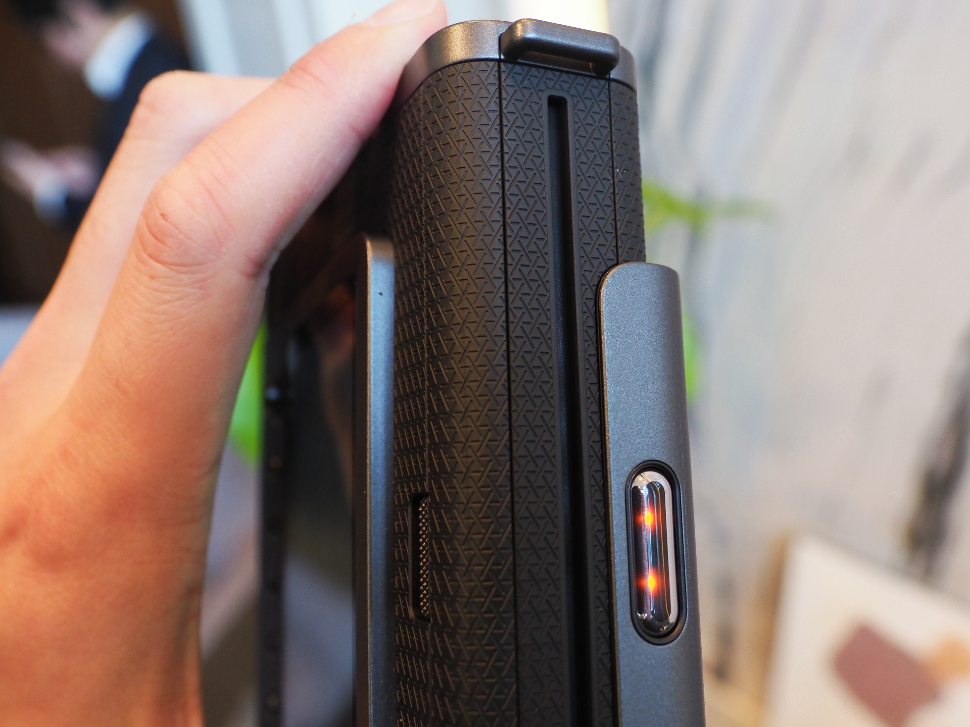 パーツの分かれ目も幾何学模様が連続する