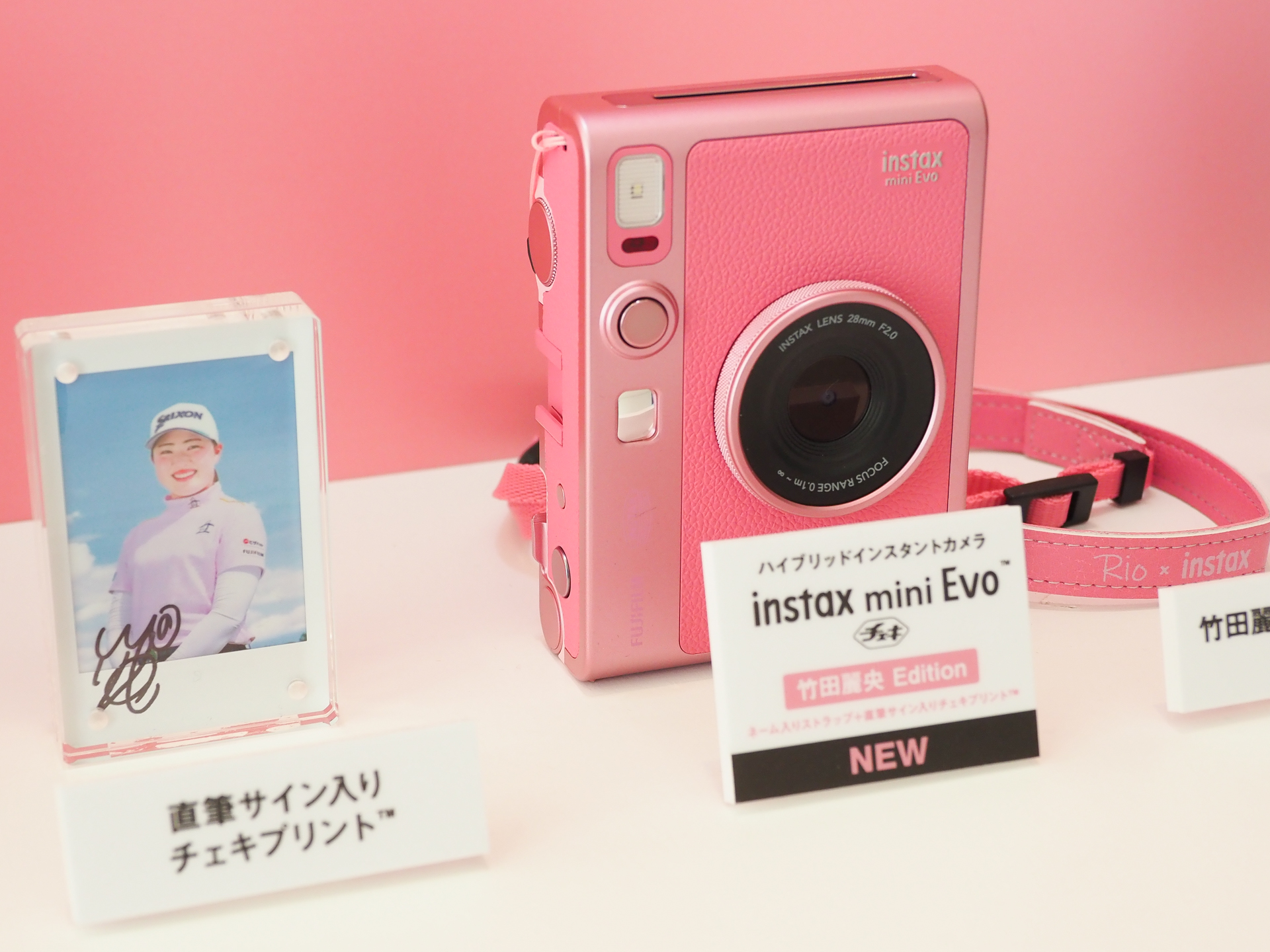 1月21日（火）に発表された「instax mini Evo」の“ピンク”カラーモデル