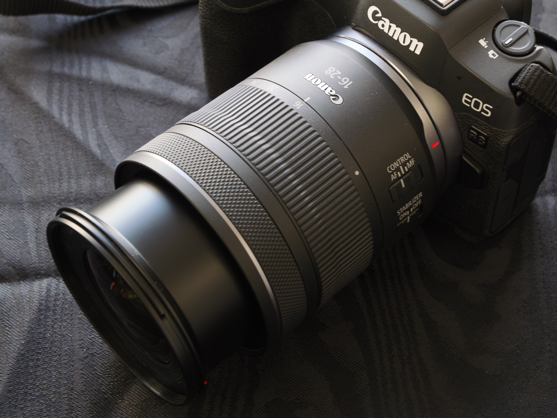 レンズは沈胴式。16mmでの繰り出し量