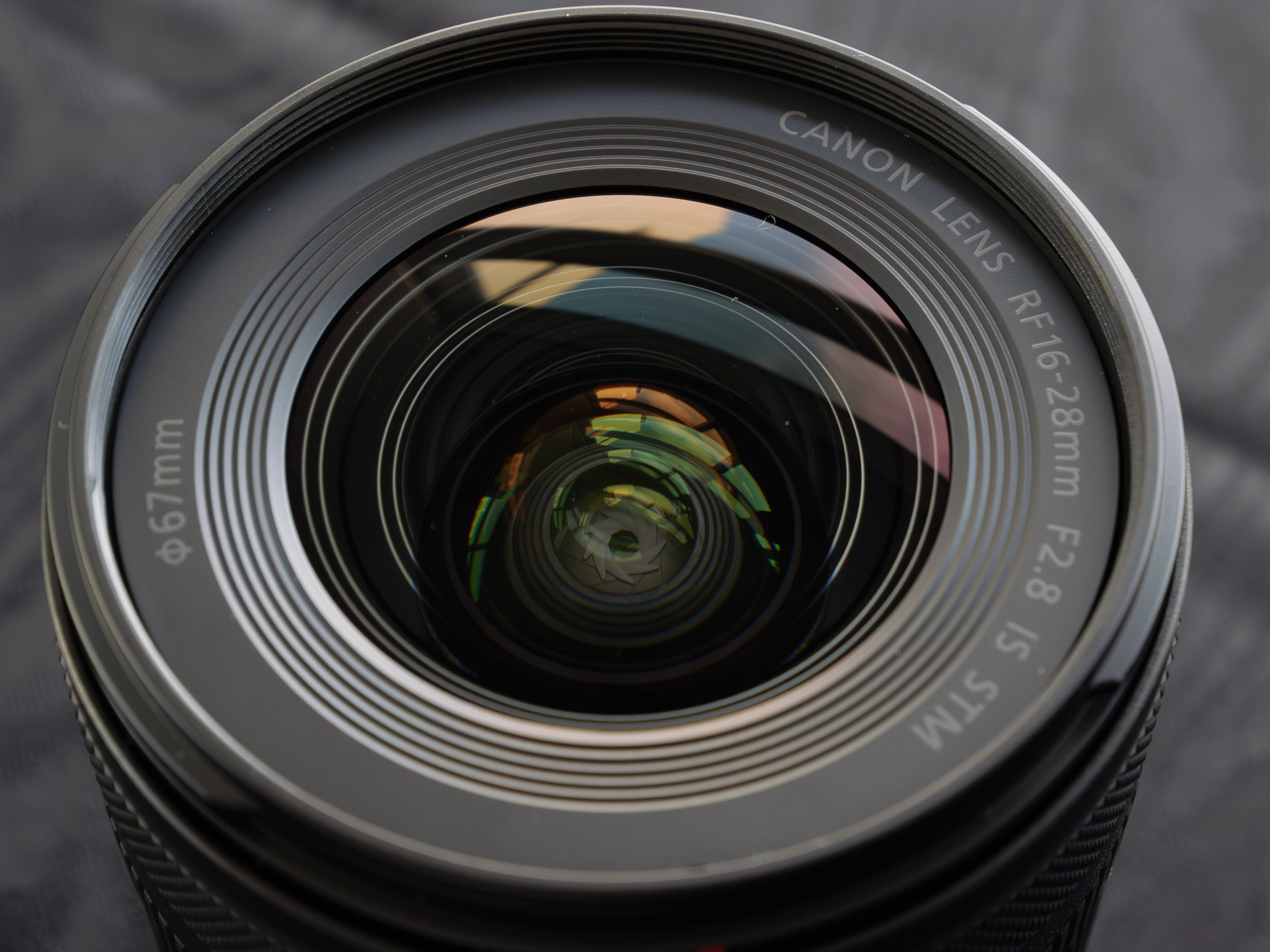 レンズ最前面には大口径の「レプリカ非球面レンズ」を採用