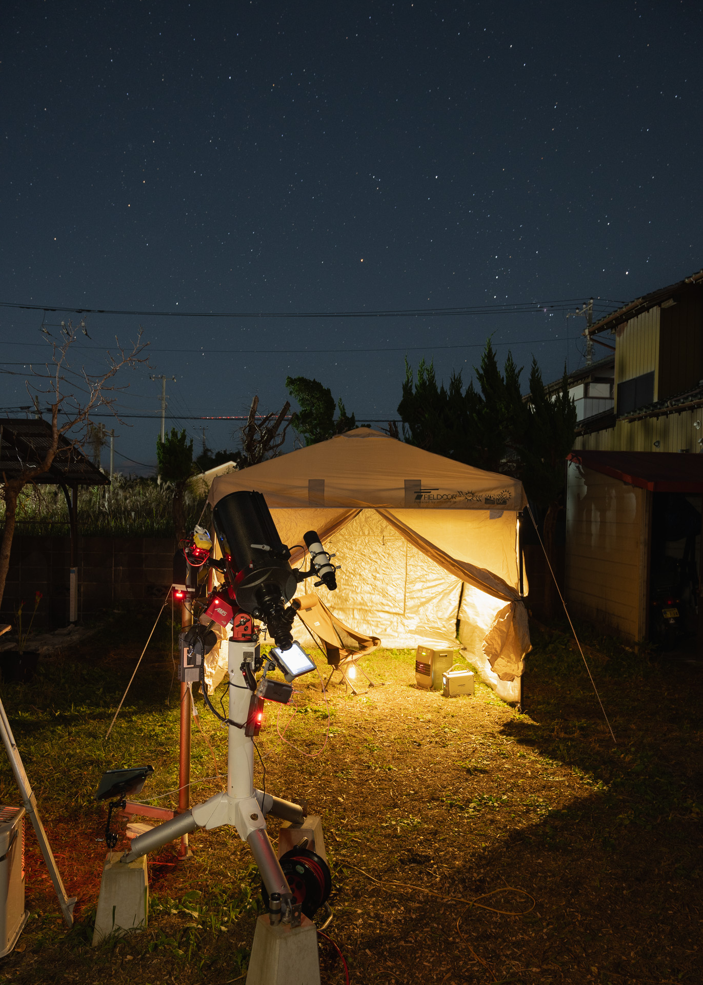 寒くなるとオリオン座が綺麗に見えるよね。冬の夜空は1等星が多くて華やかなんですよ。なので、冬になるとじっくり庭で天体観測。夏と違って蚊がいないから落ち着いて観察できるのがいいところ。手前の赤いのが赤道儀。上に載っている黒いのが20cm天体望遠鏡。これでじっくりと眼視。つまり目で見て楽しむんです。綺麗ですよ。重なって見にくいんですが、撮影用の望遠鏡と双眼鏡も三脚に据えてあります。観測の都合なので悪しからず。まあ、でも、冬に1番大事なのは暖かい退避場所を作っておくことですな。後ろのテントがそうです。ここでちびちびやりながら、ゆっくり星空を楽しむのです〜