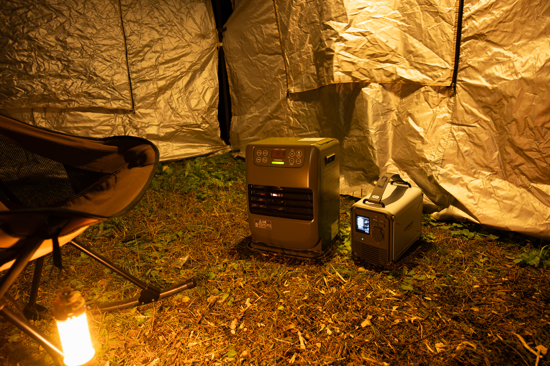 左にはチェア、真ん中がコロナ　FH-CP25Y（G）、その右隣がポータブル電源Loncin EP-350